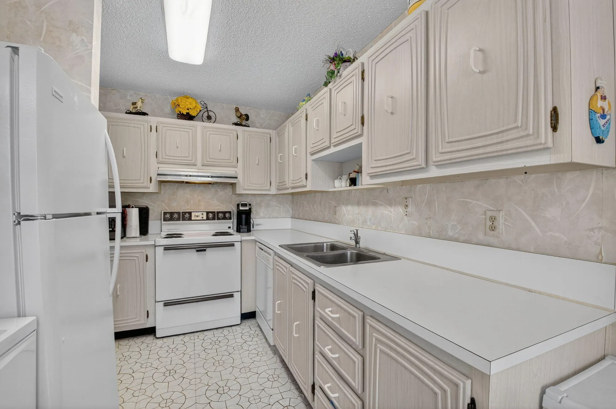 Property Slideshow image 16 of 55 | 13761 flora pl a, Delray Beach, FL, 33484