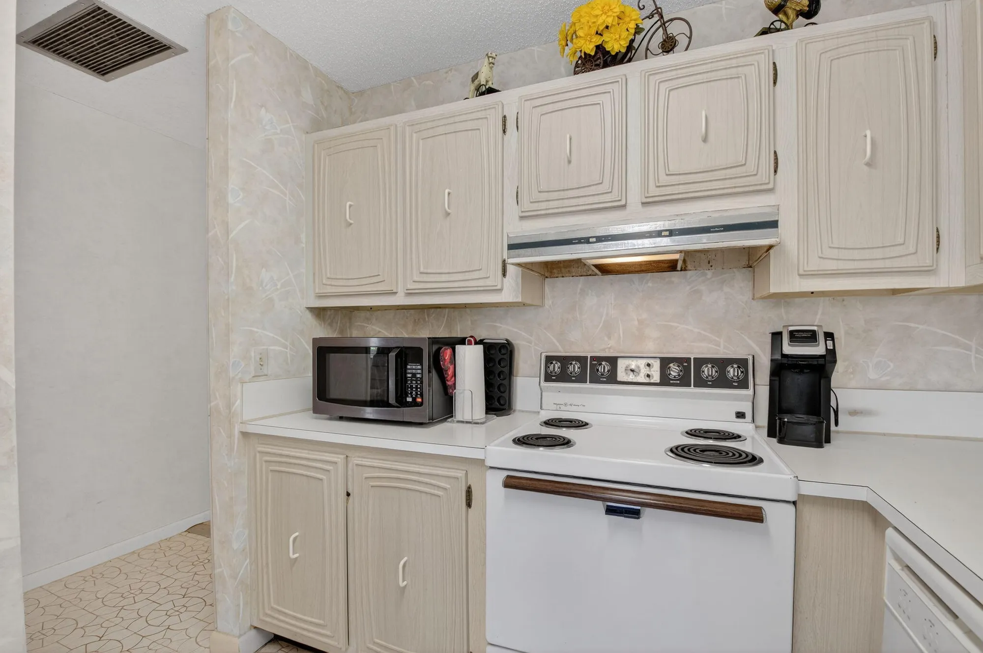 Property Slideshow image 17 of 55 | 13761 flora pl a, Delray Beach, FL, 33484