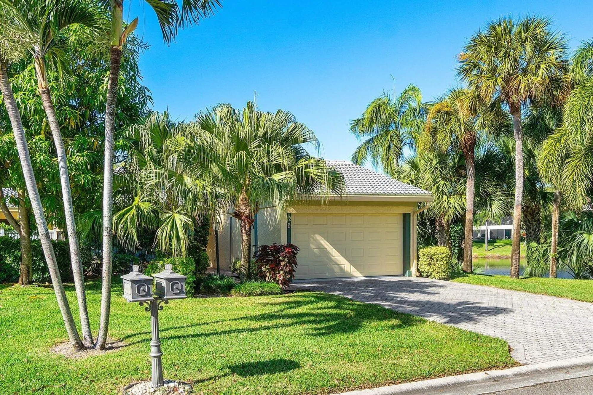 Property Slideshow image 4 of 64 | 12 eastgate dr d, Boynton Beach, FL, 33436
