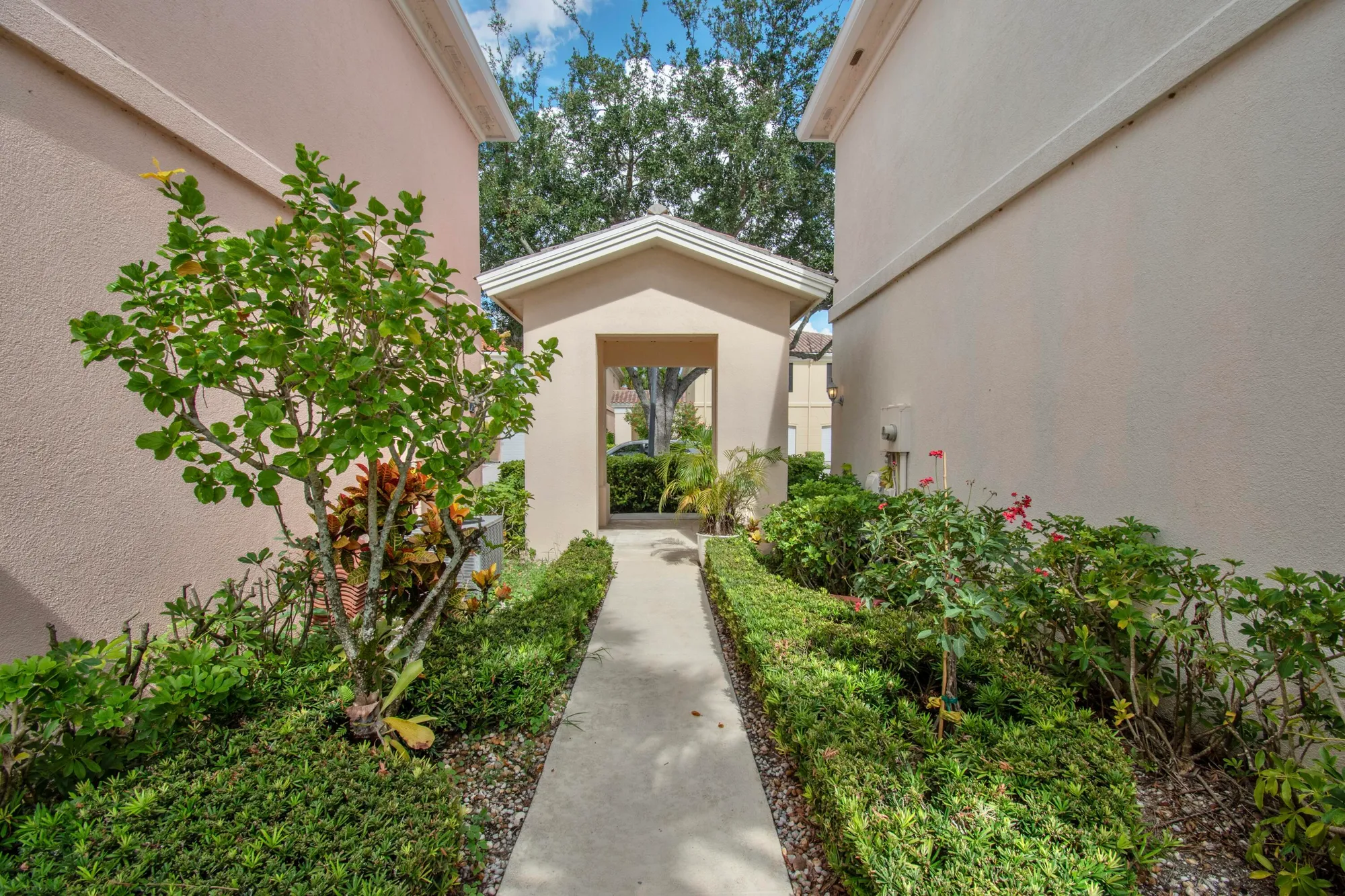 Property Slideshow image 4 of 28 | 2100 tigris dr, West Palm Beach, FL, 33411