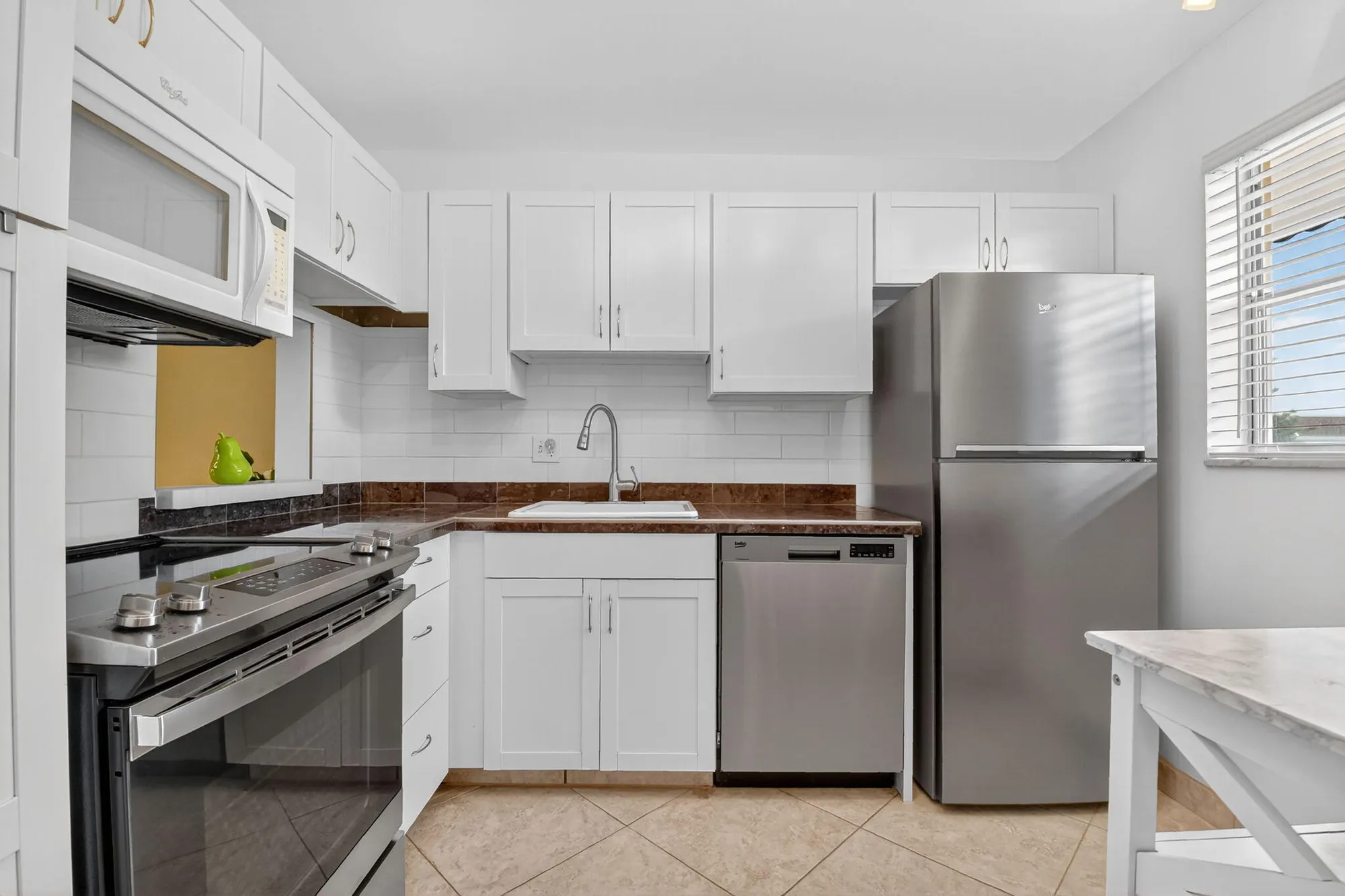 Property Slideshow image 5 of 40 | 203 oxford 100, West Palm Beach, FL, 33417