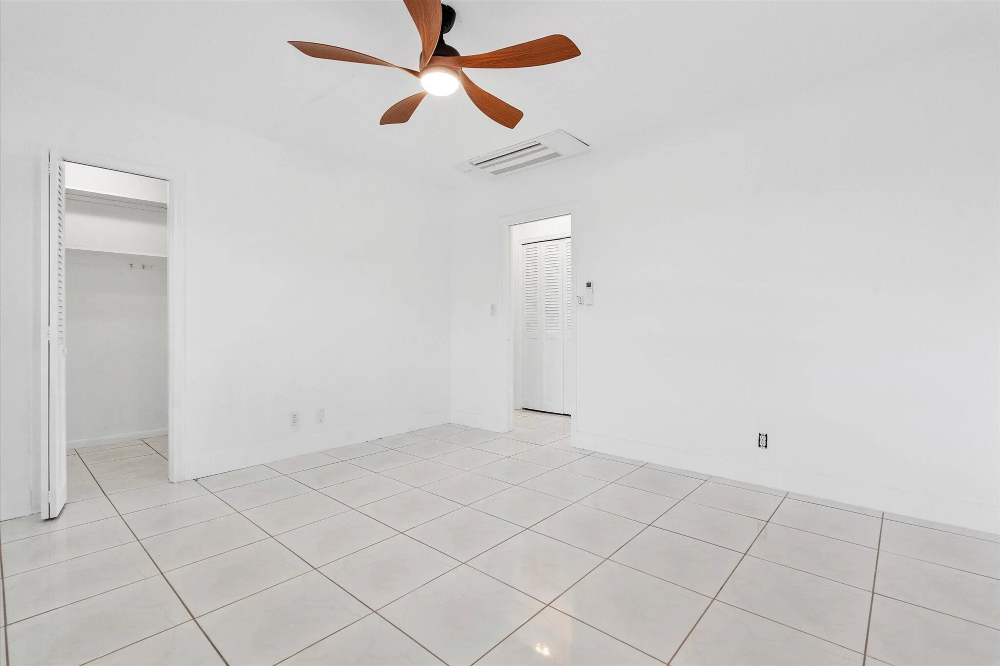 Property Slideshow image 8 of 17 | 1001 n riverside dr 104, Pompano Beach, FL, 33062