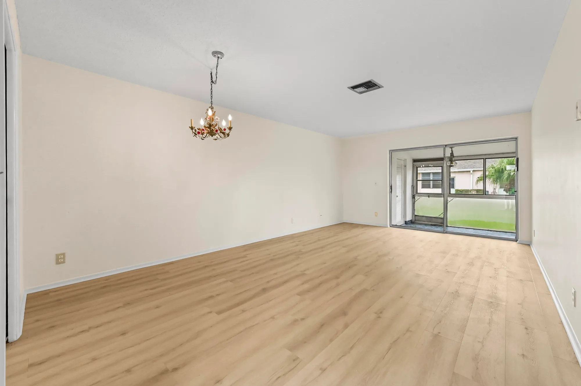 Property Slideshow image 3 of 21 | 2664 dudley dr f, West Palm Beach, FL, 33415