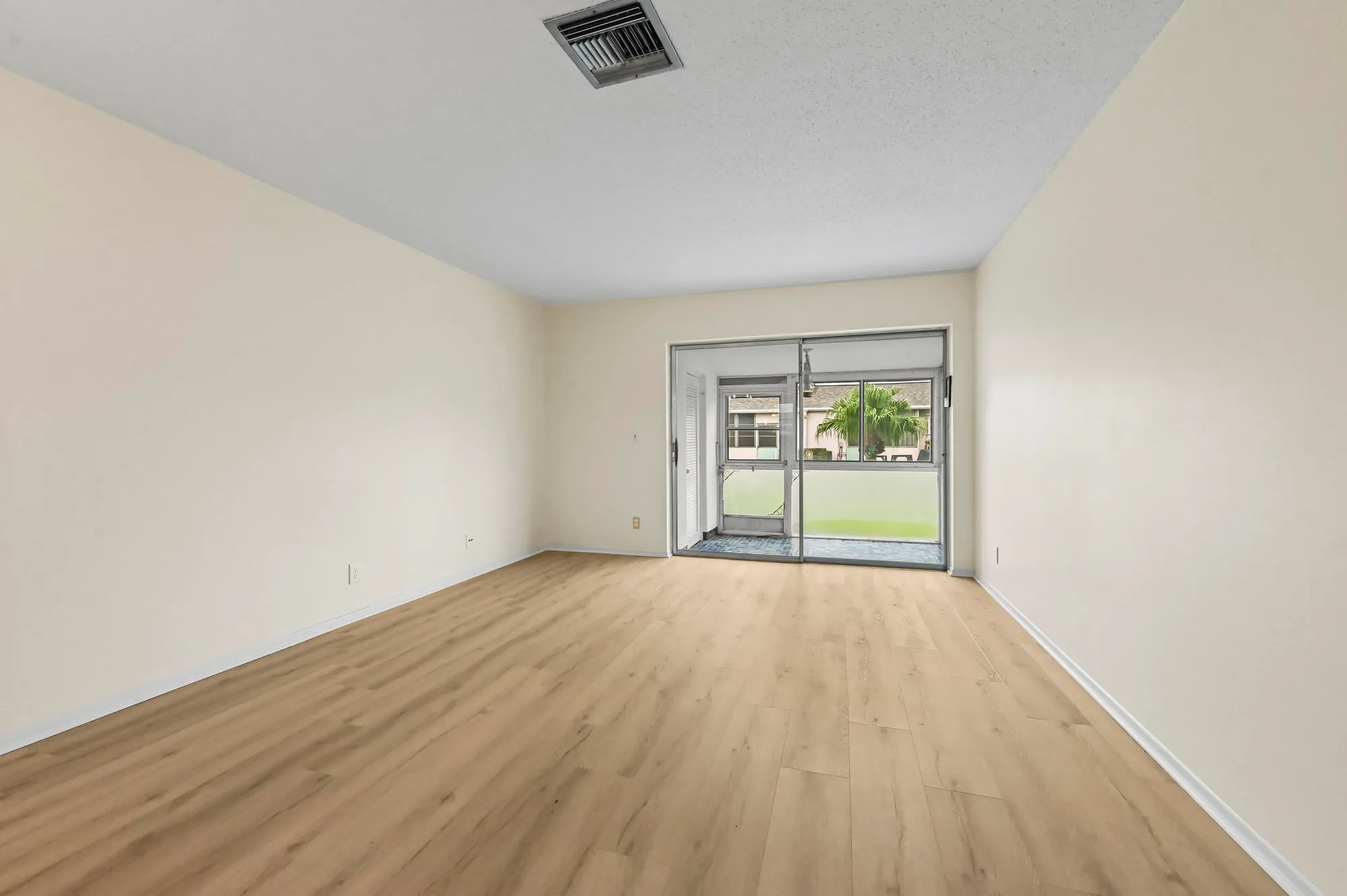 Property Slideshow image 4 of 21 | 2664 dudley dr f, West Palm Beach, FL, 33415