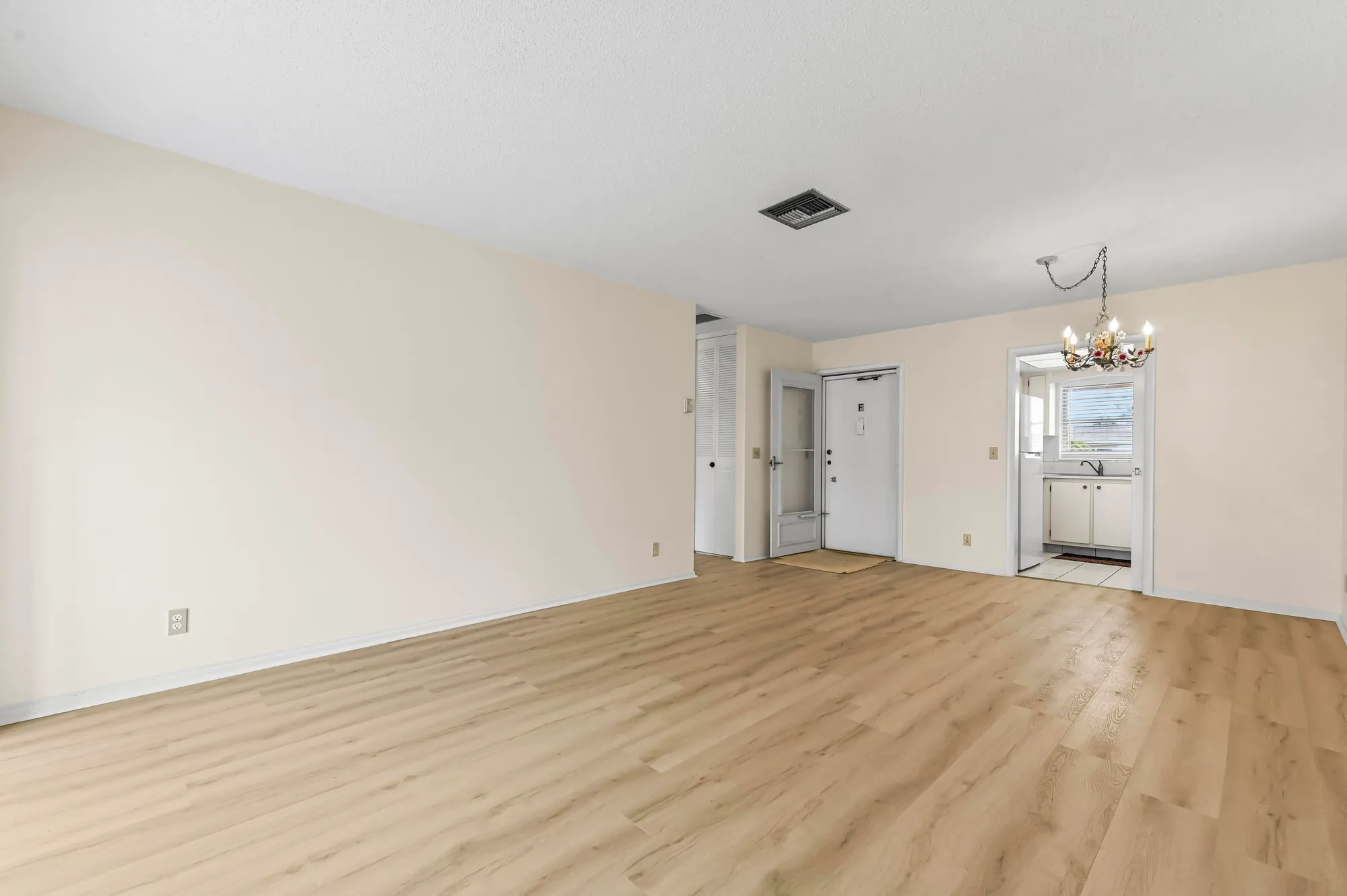 Property Slideshow image 7 of 21 | 2664 dudley dr f, West Palm Beach, FL, 33415