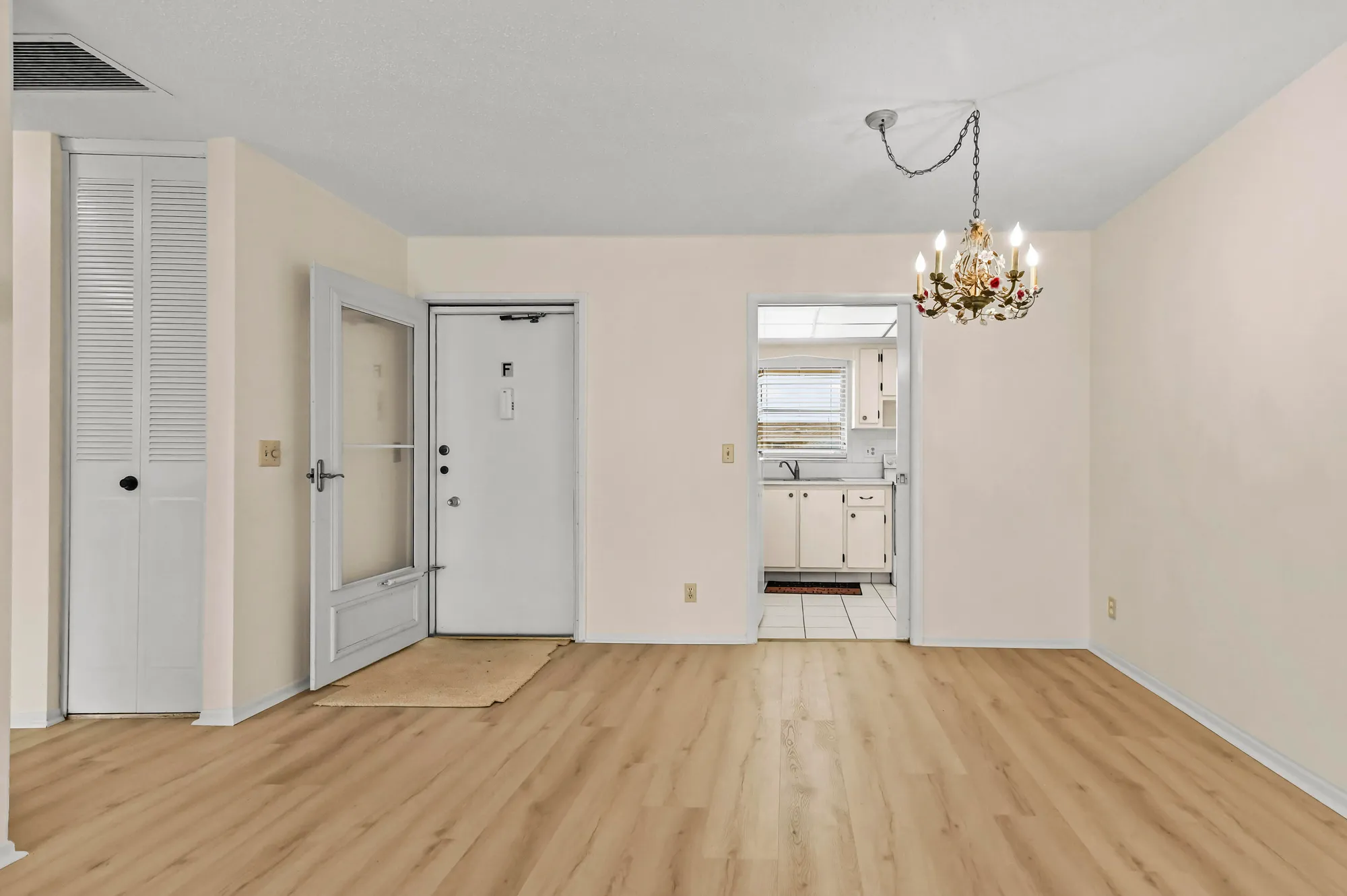 Property Slideshow image 8 of 21 | 2664 dudley dr f, West Palm Beach, FL, 33415