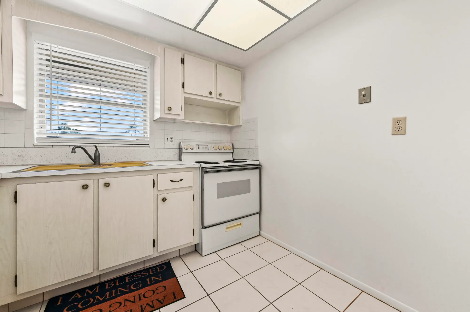 Property Slideshow image 9 of 21 | 2664 dudley dr f, West Palm Beach, FL, 33415