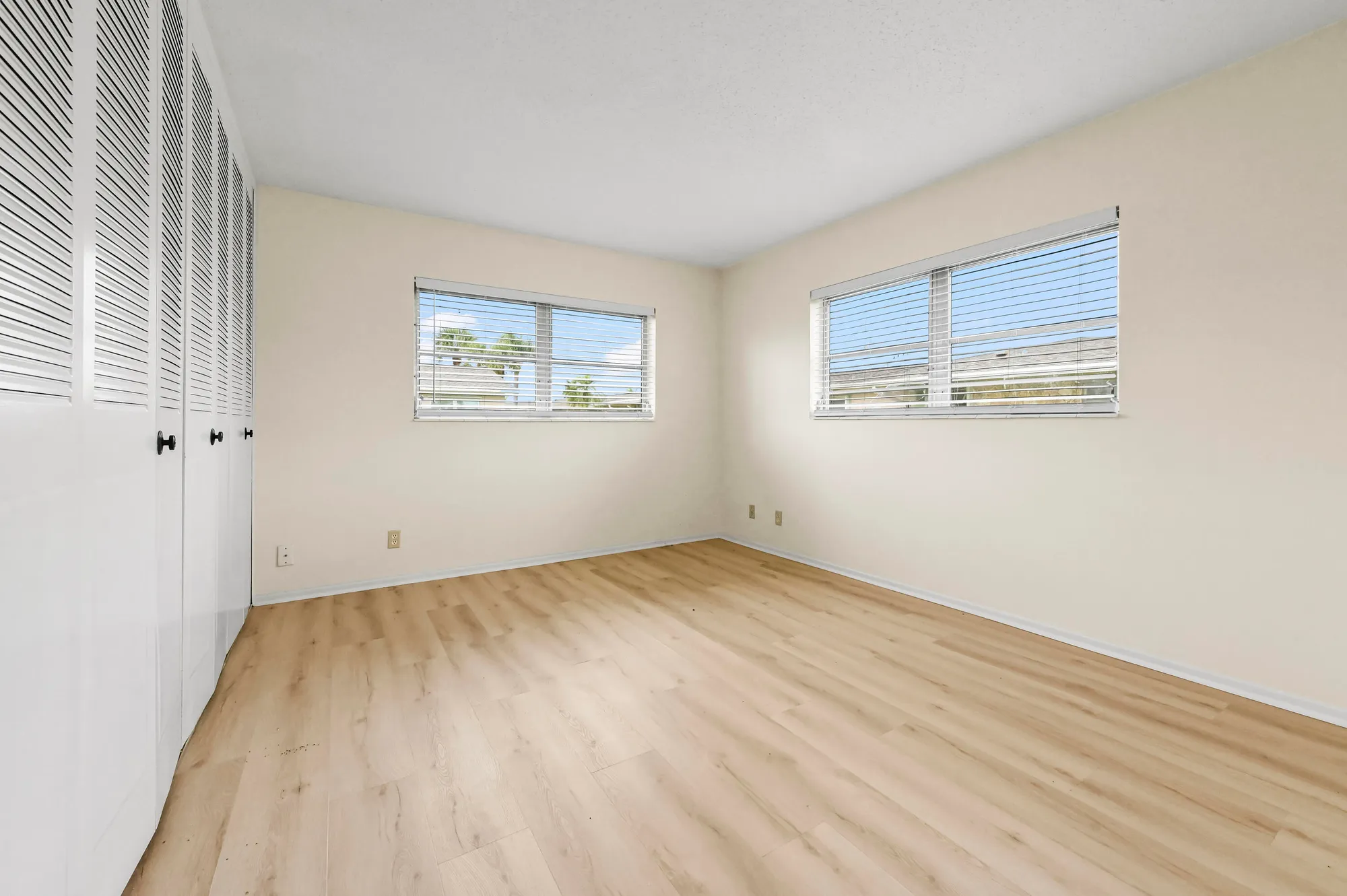 Property Slideshow image 11 of 21 | 2664 dudley dr f, West Palm Beach, FL, 33415