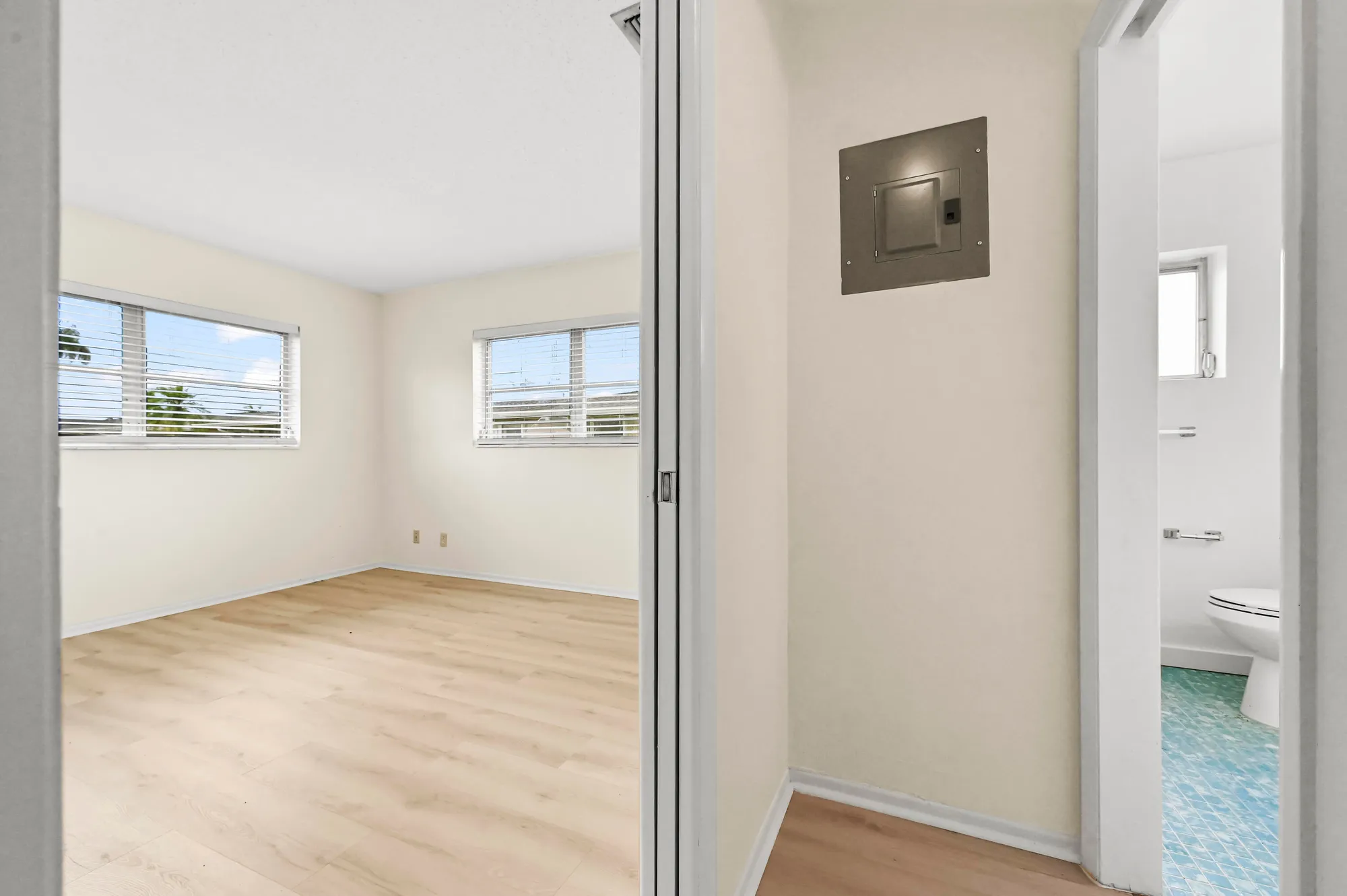 Property Slideshow image 12 of 21 | 2664 dudley dr f, West Palm Beach, FL, 33415