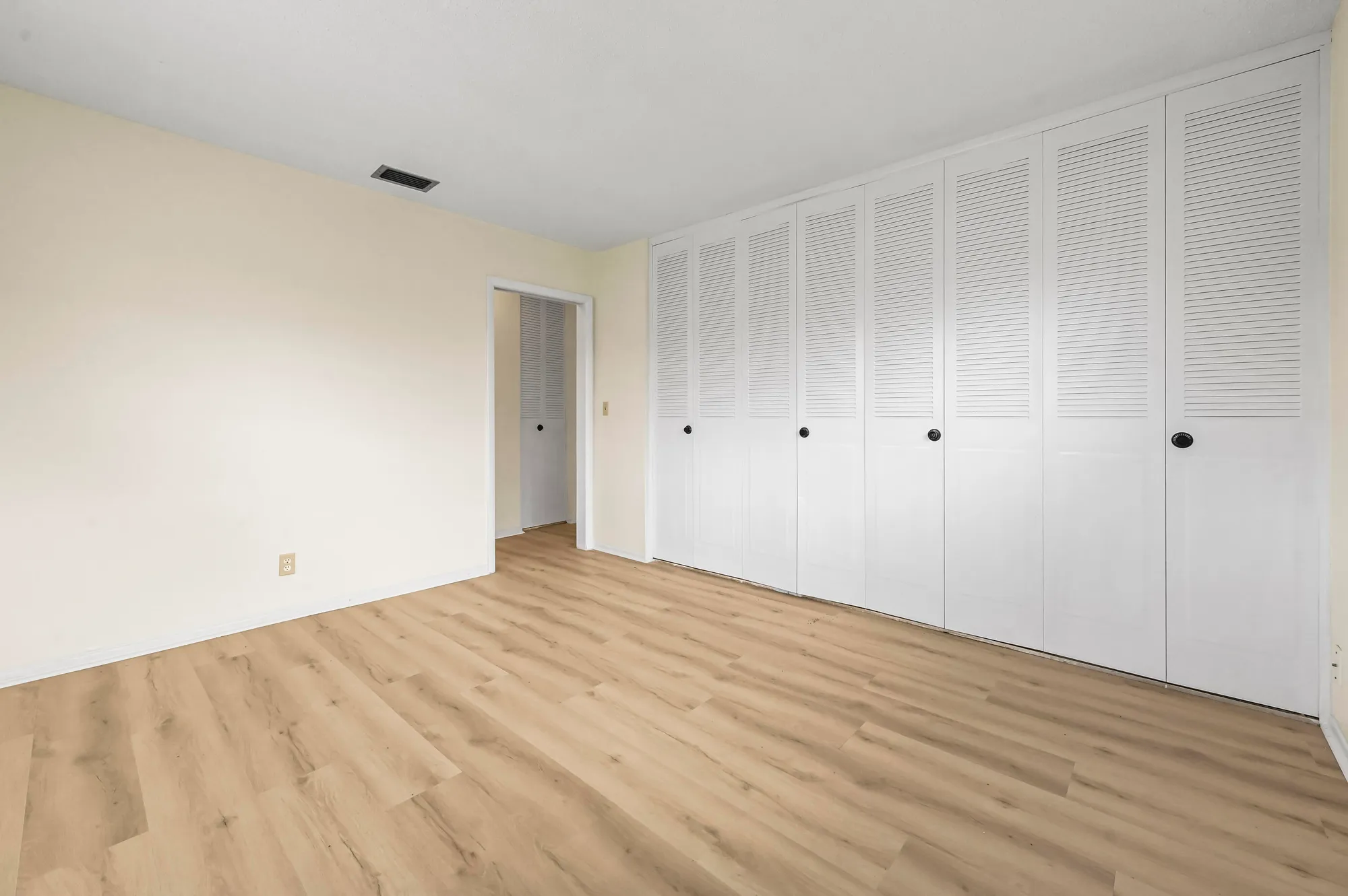 Property Slideshow image 13 of 21 | 2664 dudley dr f, West Palm Beach, FL, 33415