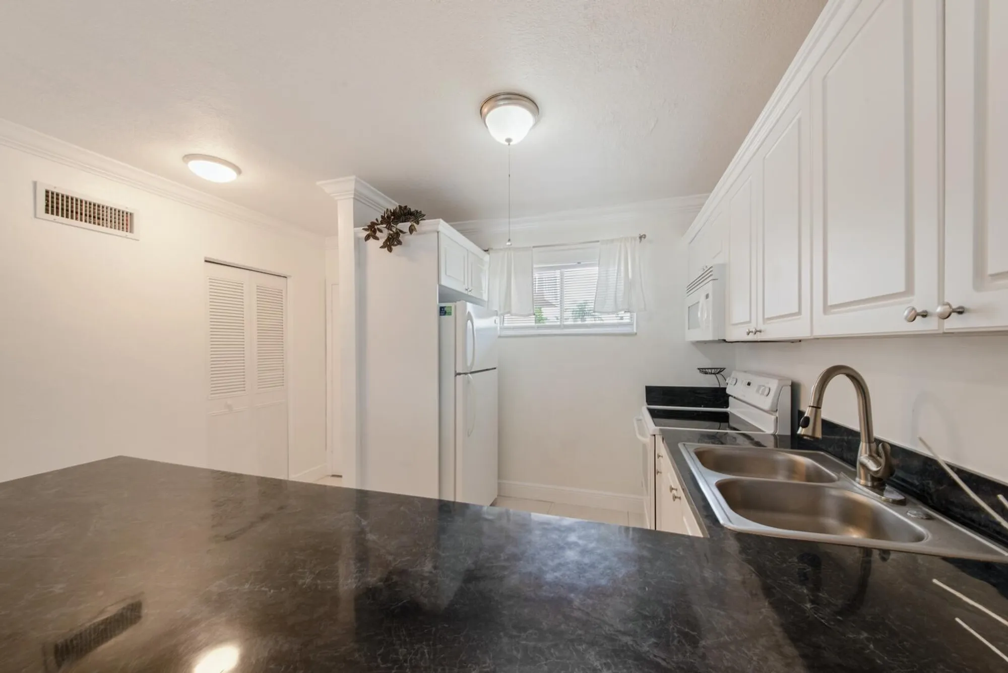 Property Slideshow image 8 of 42 | 2581 garden dr 206, Lake Worth, FL, 33461