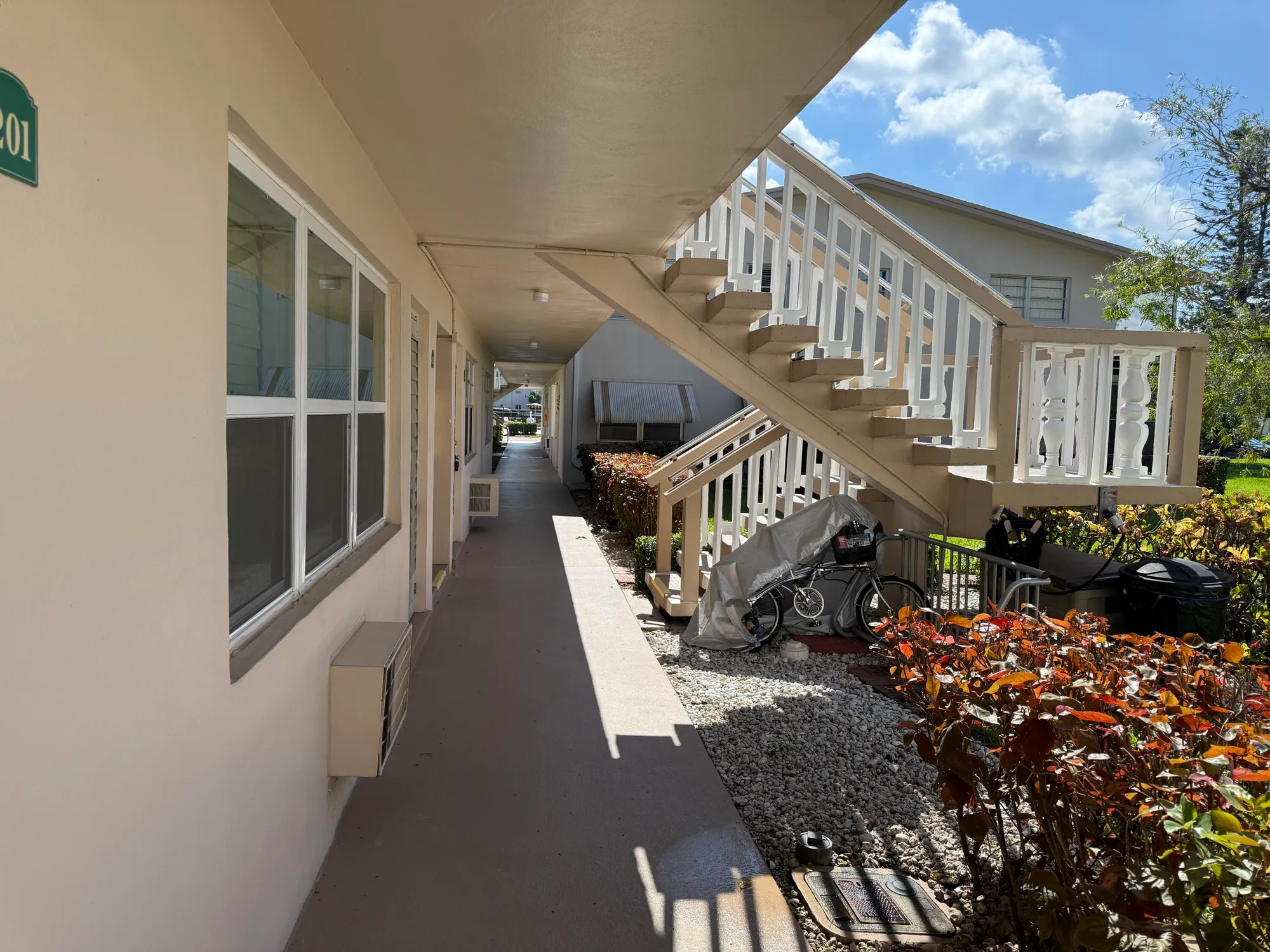 Property Slideshow image 6 of 16 | 201 cambridge i, West Palm Beach, FL, 33417