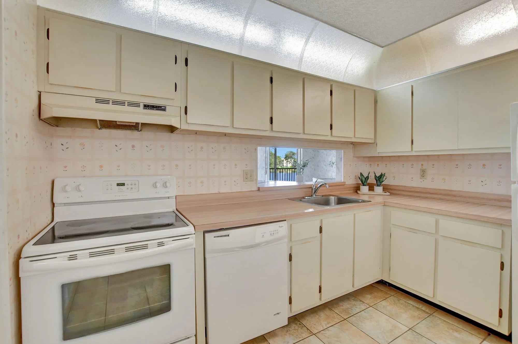 Property Slideshow image 11 of 49 | 5340 las verdes cir 208, Delray Beach, FL, 33484