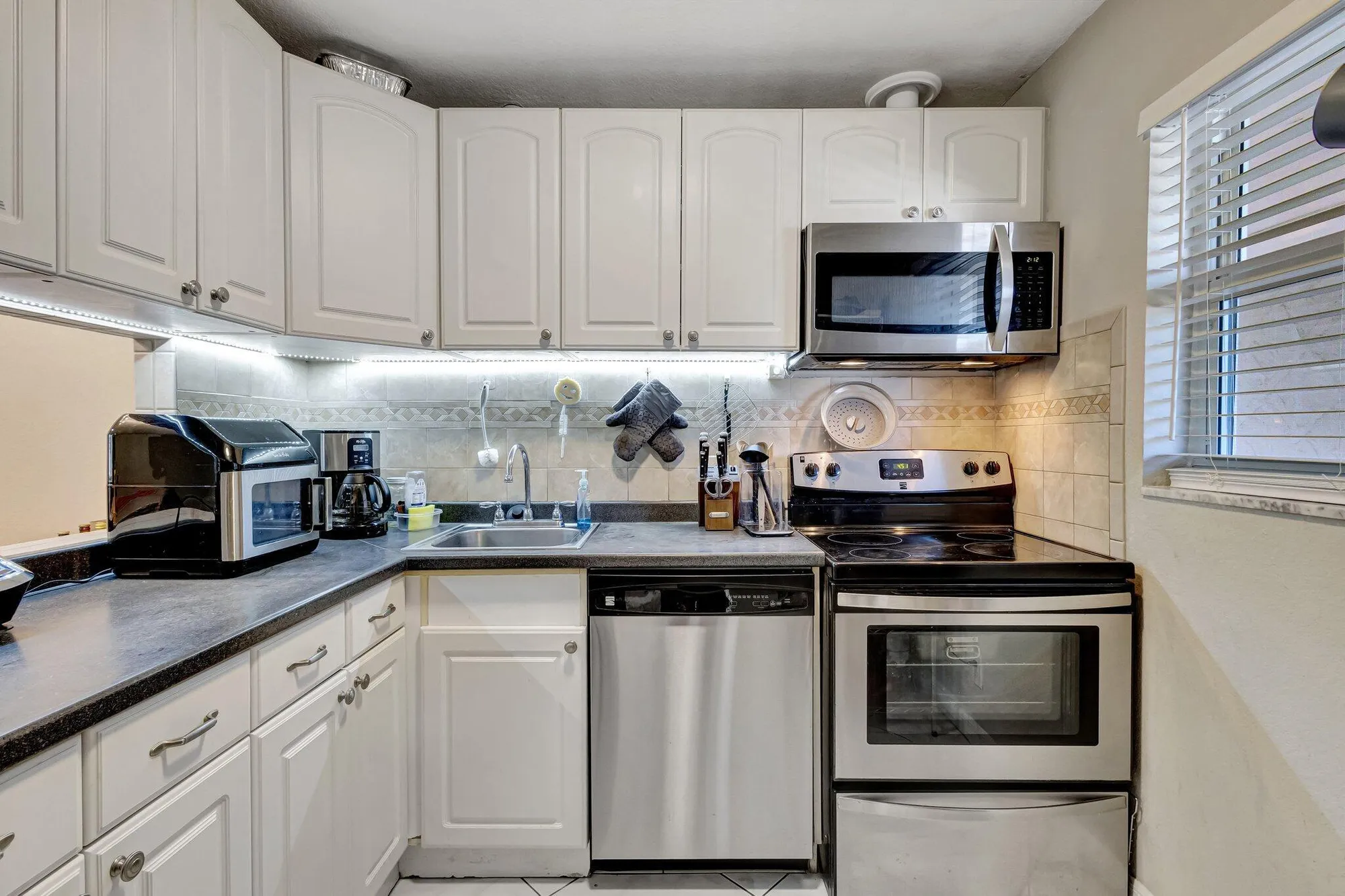 Property Slideshow image 11 of 36 | 12012 greenway cir 205, Royal Palm Beach, FL, 33411