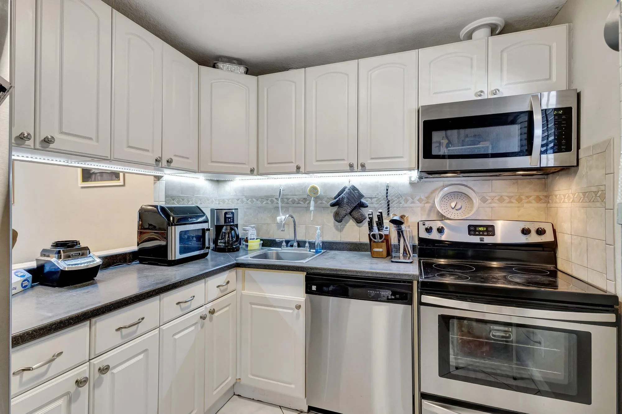 Property Slideshow image 12 of 36 | 12012 greenway cir 205, Royal Palm Beach, FL, 33411