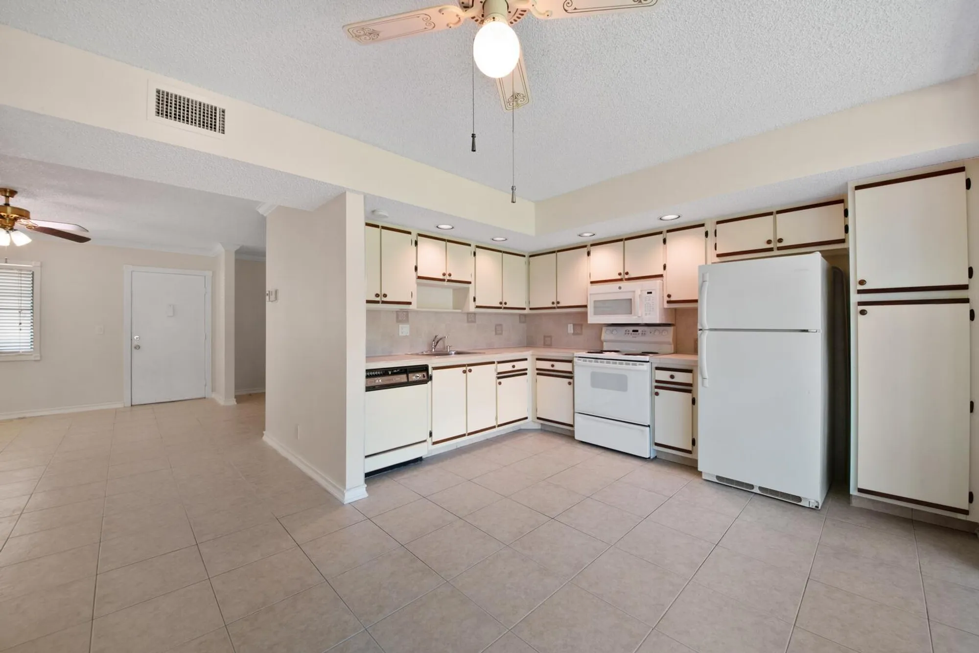 Property Slideshow image 6 of 20 | 5310 las verdes cir 118, Delray Beach, FL, 33484