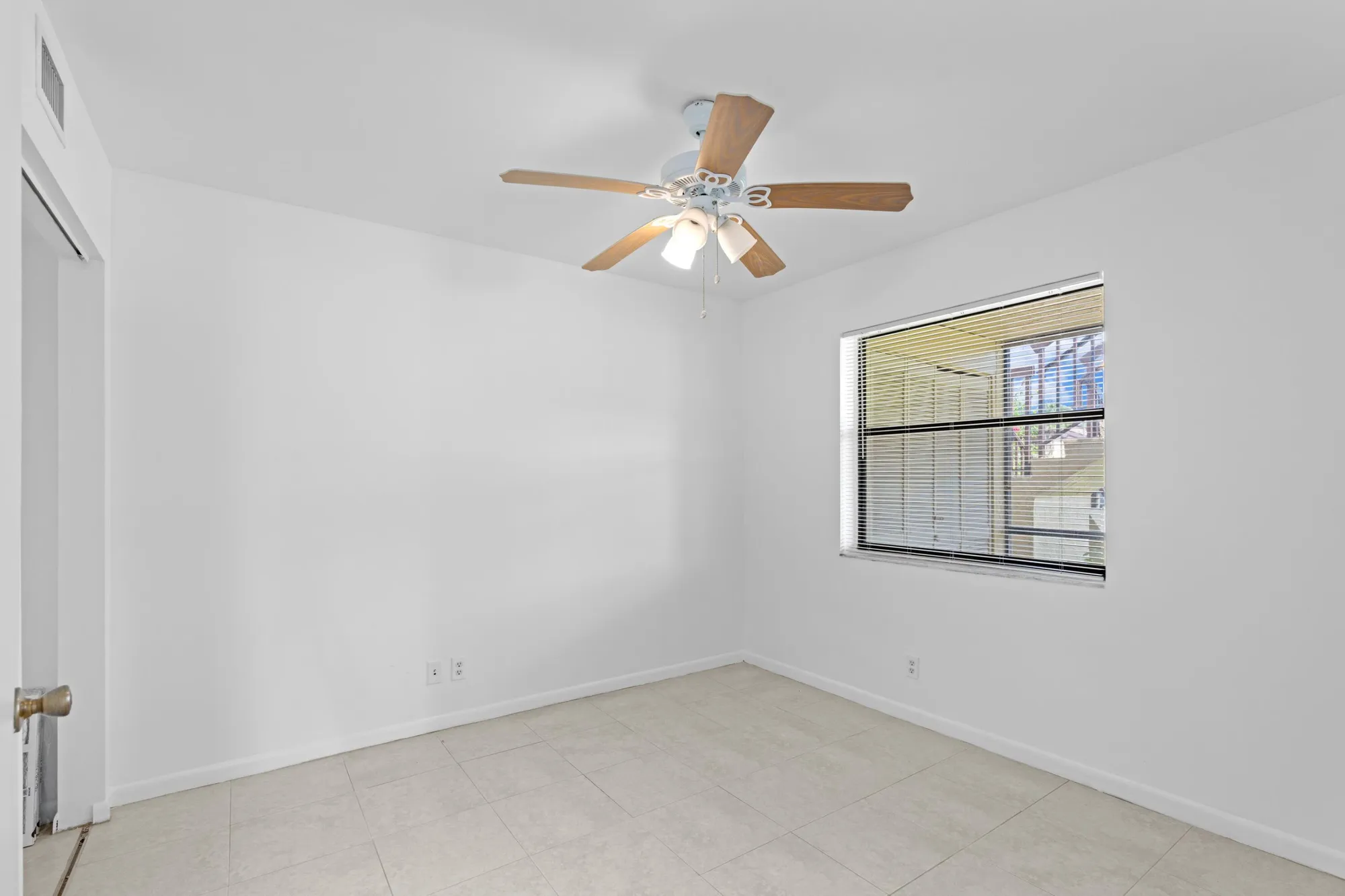 Property Slideshow image 12 of 32 | 4695 lucerne lakes blvd 103, Lake Worth, FL, 33467