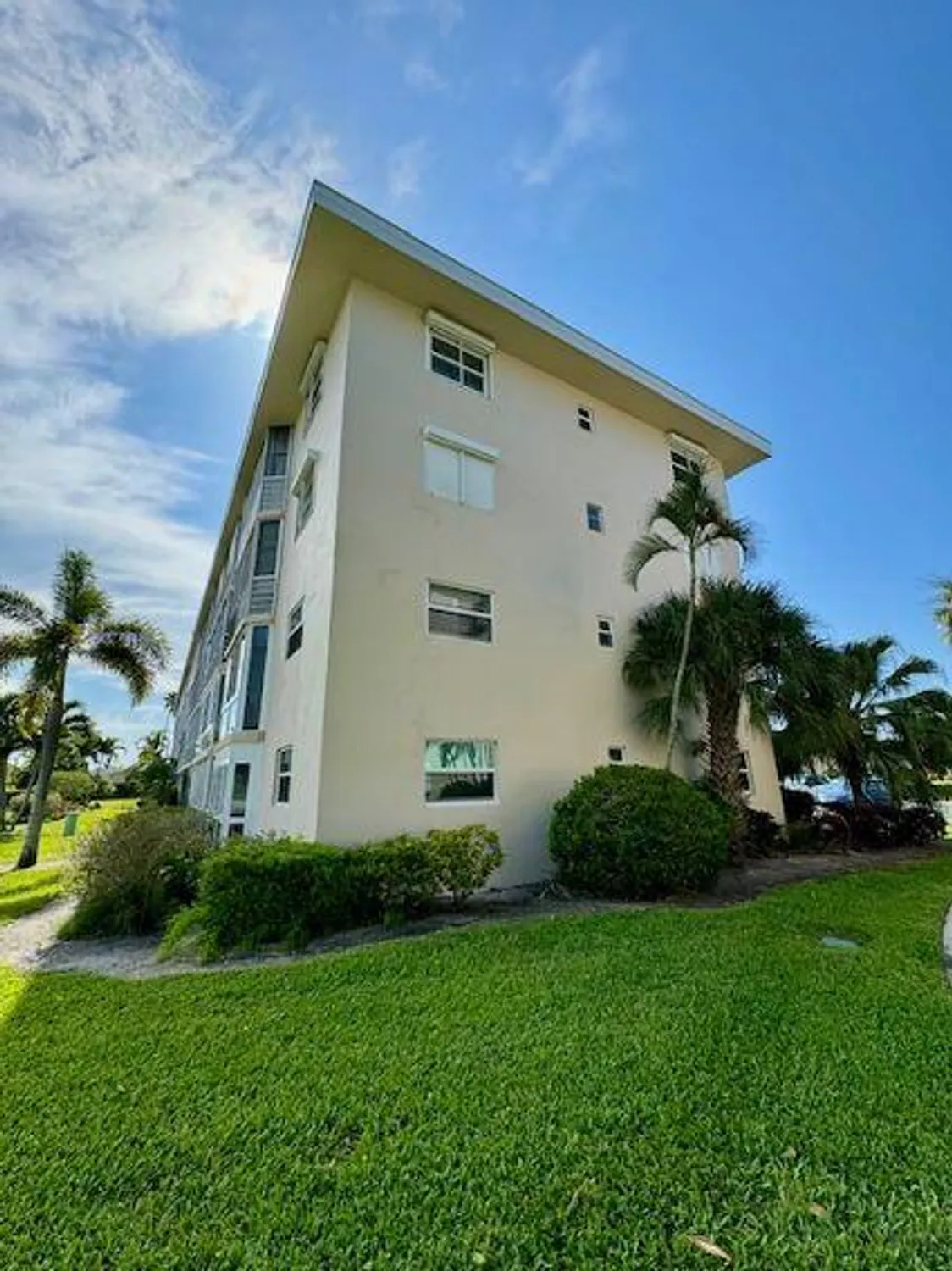 Property Slideshow image 5 of 45 | 2615 garden dr s apt 101, Lake Worth, FL, 33461