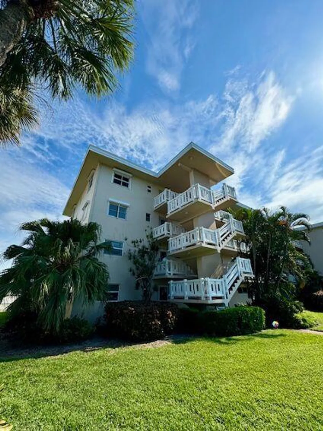 Property Slideshow image 9 of 45 | 2615 garden dr s apt 101, Lake Worth, FL, 33461