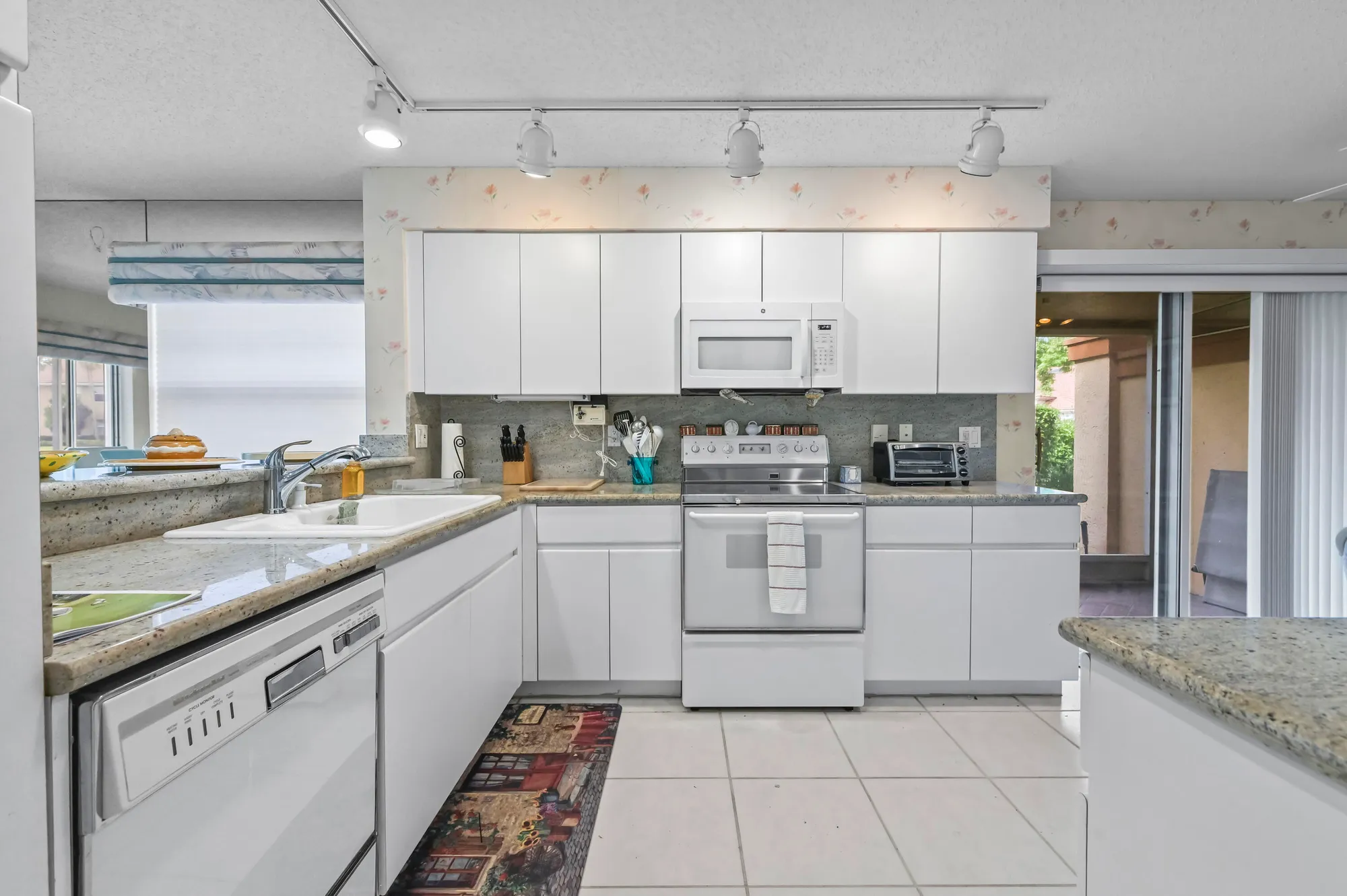 Property Slideshow image 10 of 31 | 9975 seacrest cir 102, Boynton Beach, FL, 33437