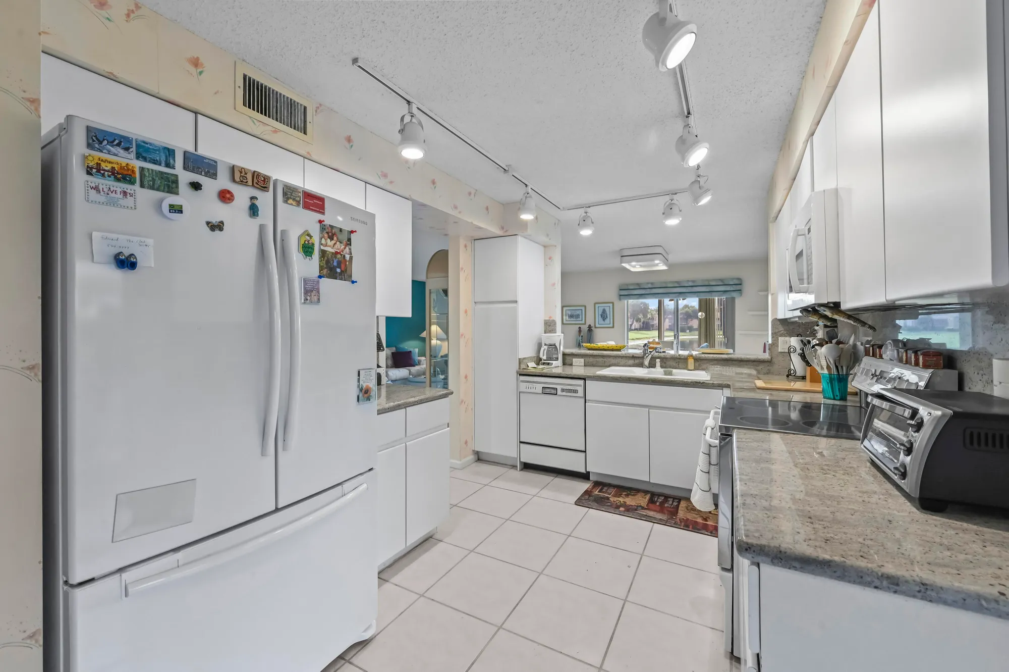 Property Slideshow image 12 of 31 | 9975 seacrest cir 102, Boynton Beach, FL, 33437