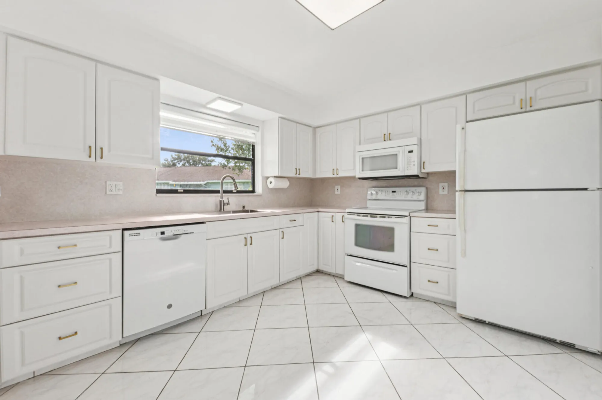 Property Slideshow image 7 of 17 | 9750 tabebuia tree dr a, Boynton Beach, FL, 33436