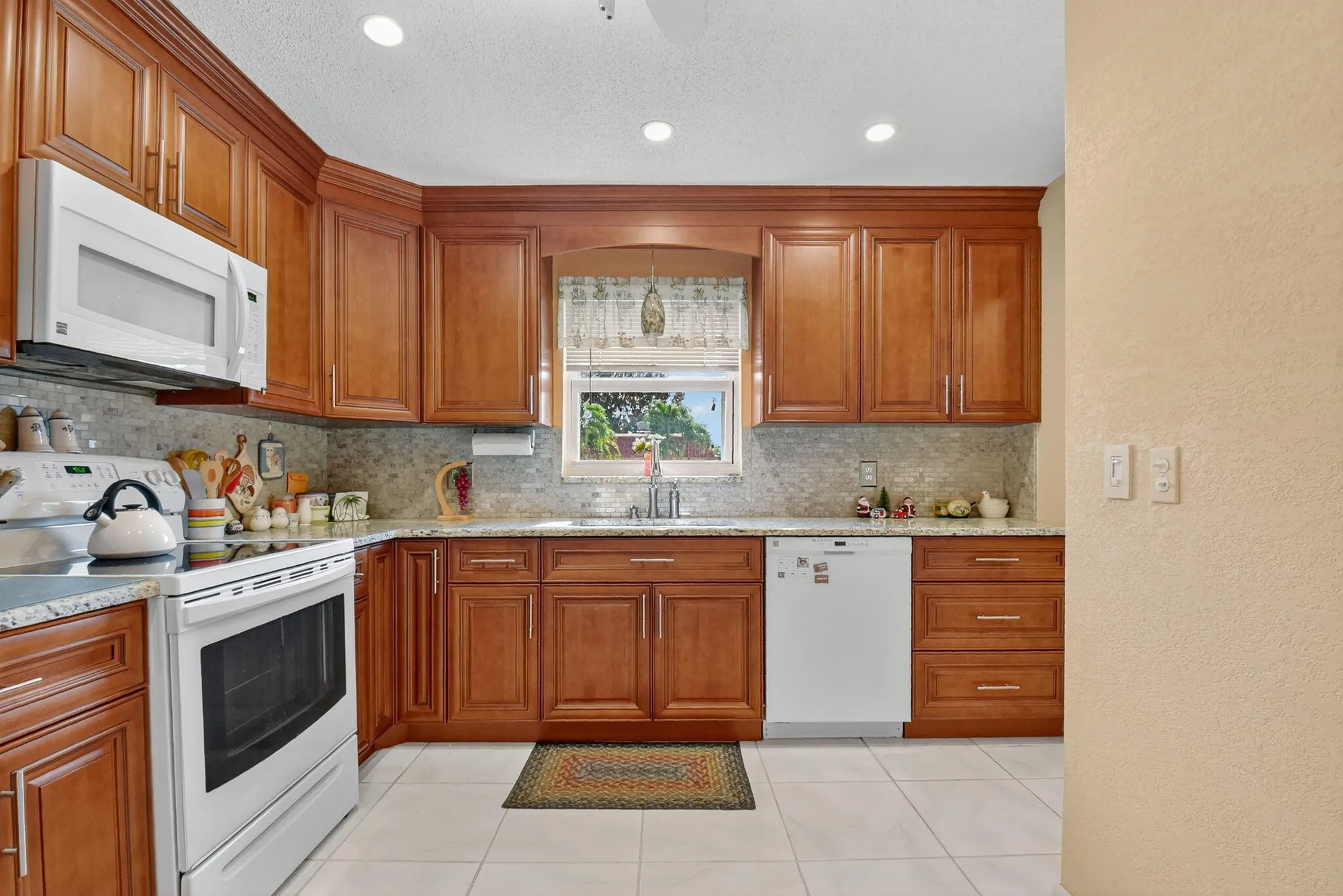 Property Slideshow image 10 of 53 | 676 laconia cr b, Lake Worth, FL, 33467