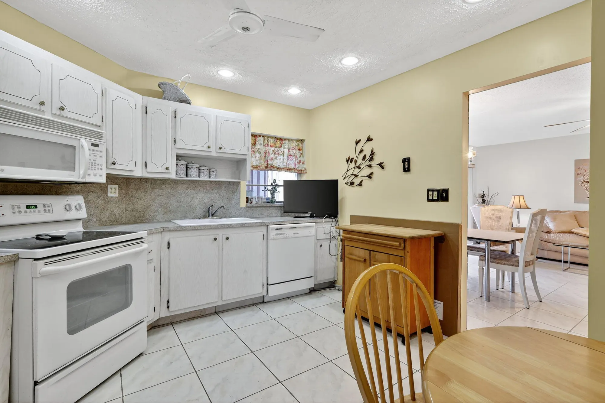 Property Slideshow image 2 of 20 | 6 greenway vlg 210, Royal Palm Beach, FL, 33411