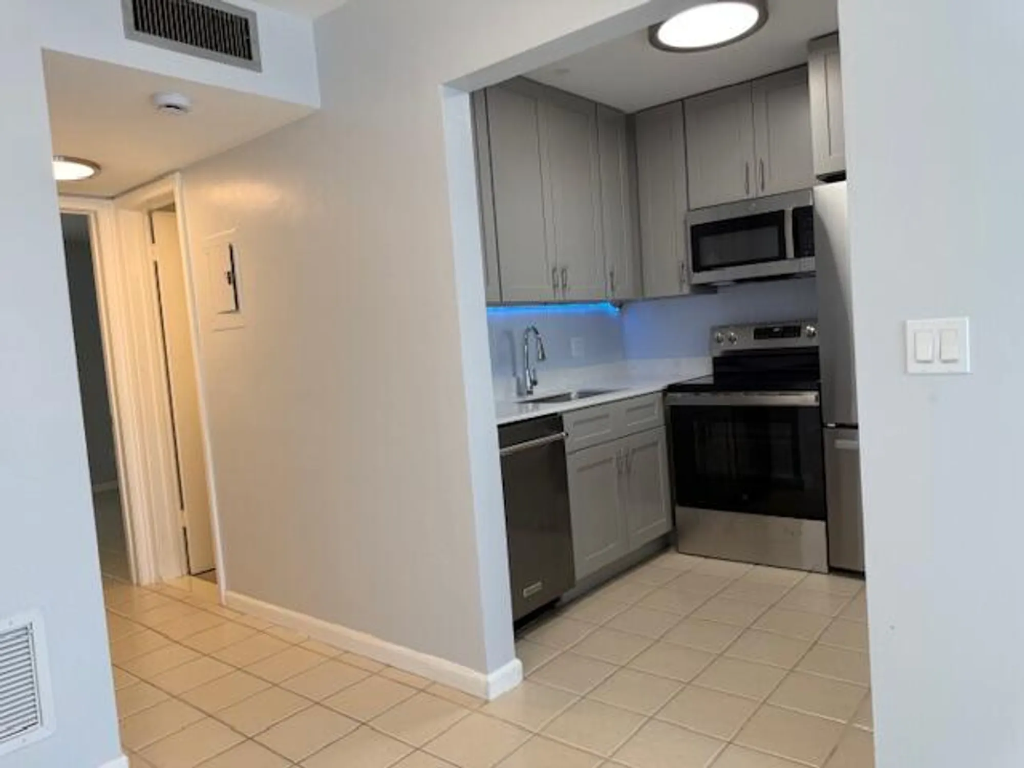 Property Slideshow image 7 of 32 | 3240 lake osborne dr 108, Lake Worth Beach, FL, 33461