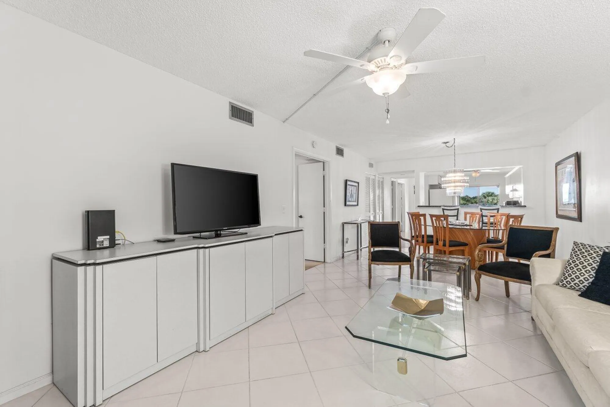 Property Slideshow image 5 of 22 | 5380 cedar lake 303 dr 303, Boynton Beach, FL, 33437