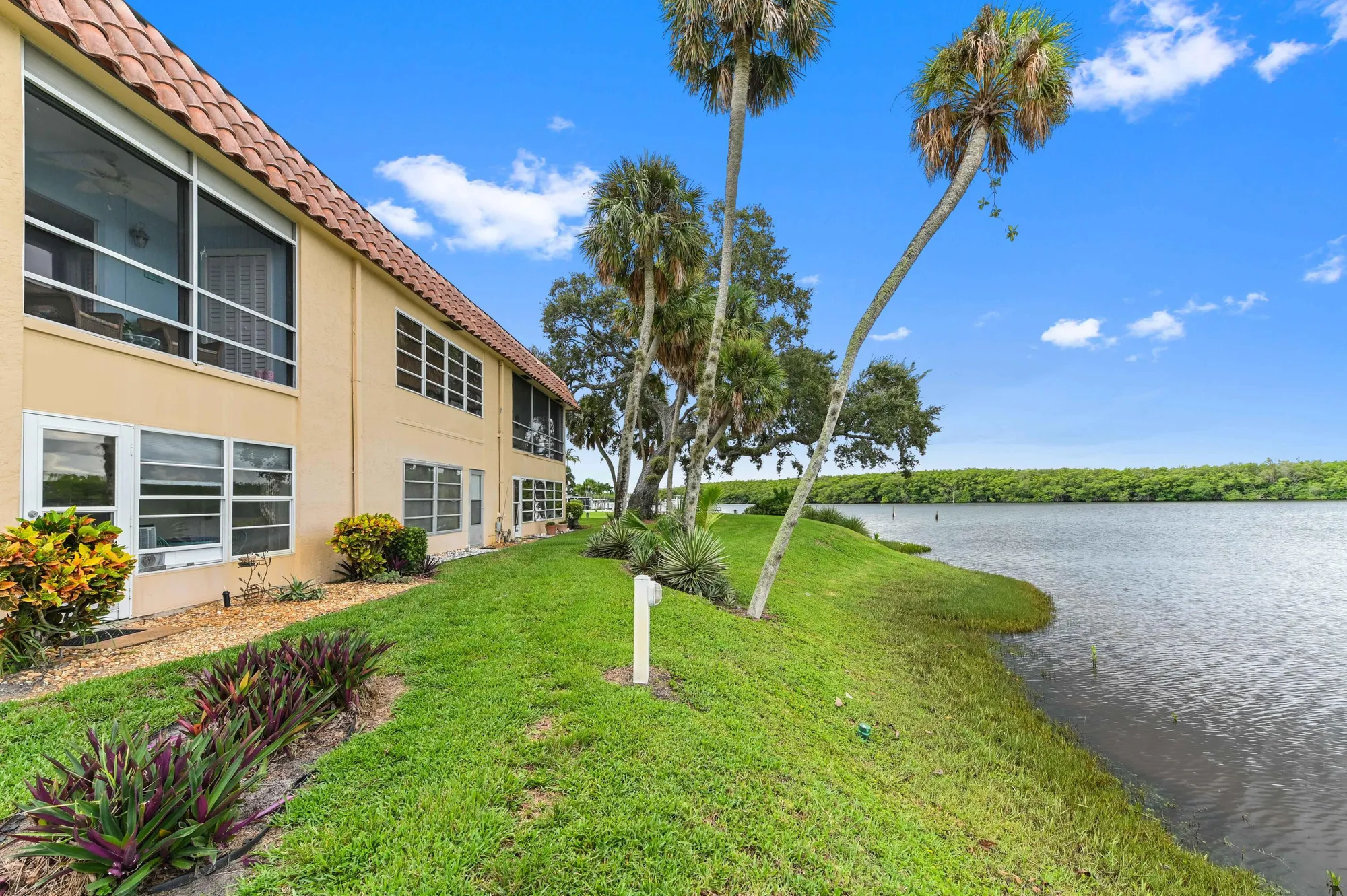 Property Slideshow image 18 of 23 | 2600 s kanner hwy f9, Stuart, FL, 34994