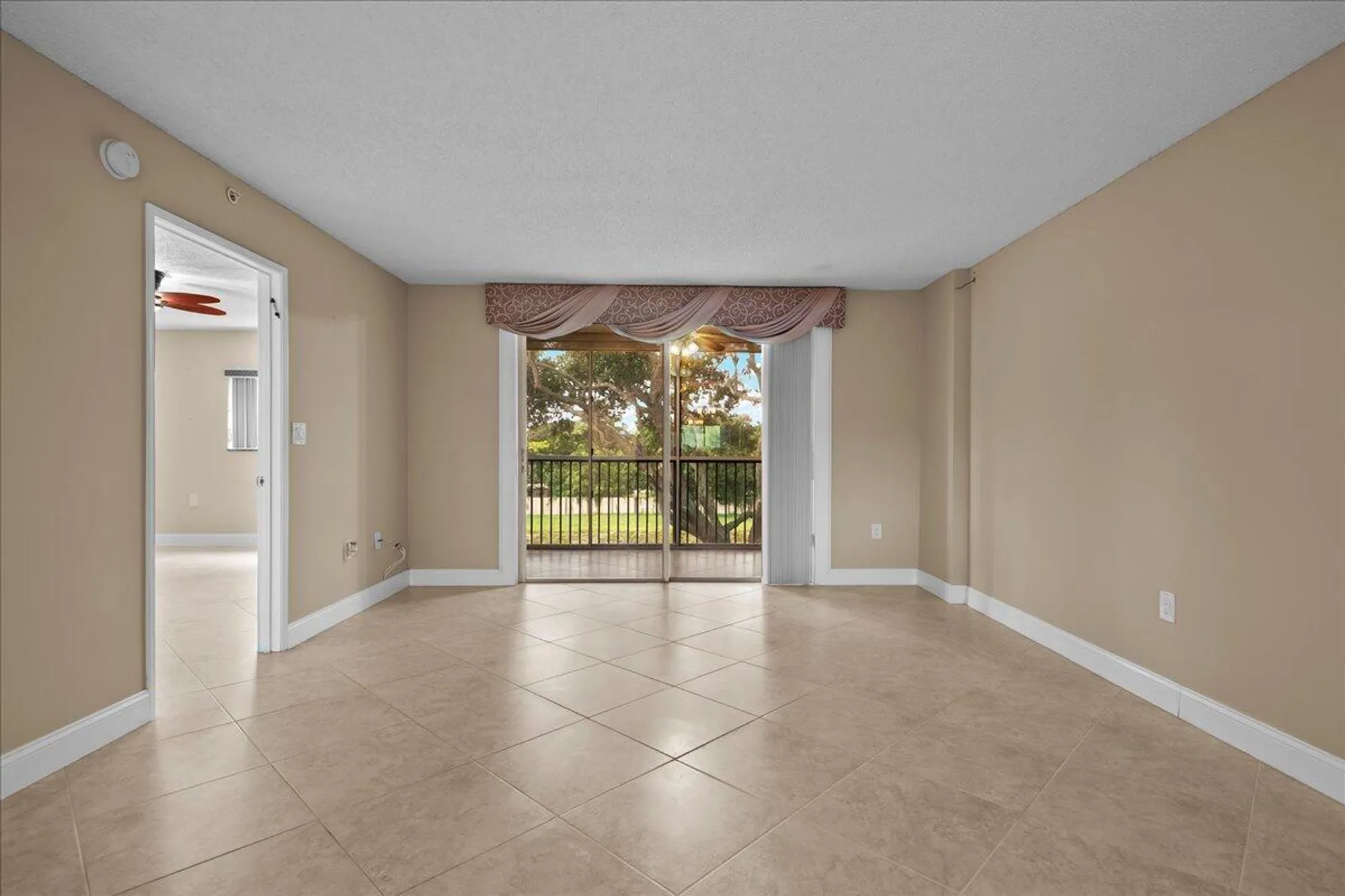 Property Slideshow image 10 of 35 | 4734 lucerne lakes blvd 302, Lake Worth, FL, 33467
