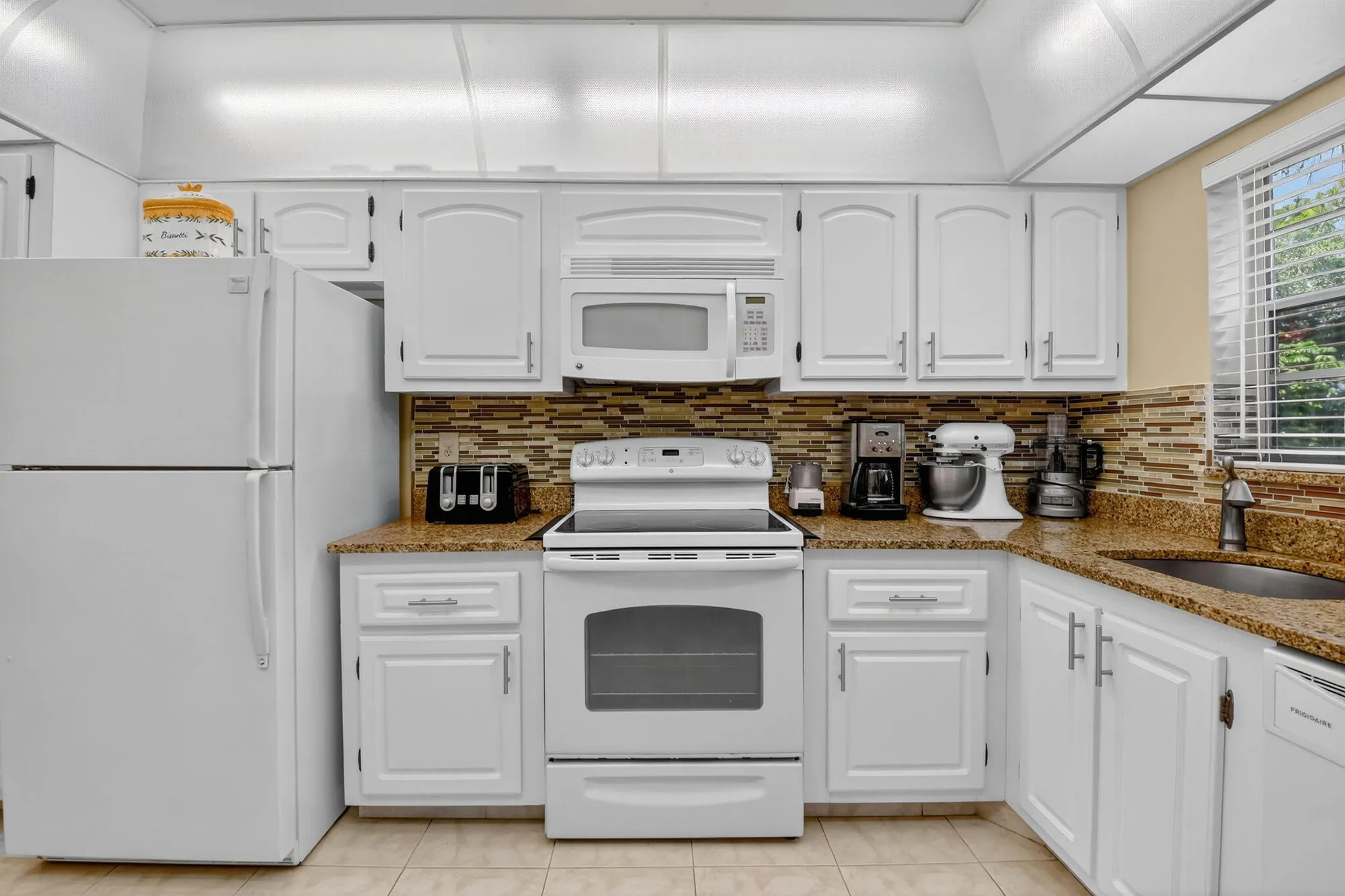 Property Slideshow image 9 of 46 | 3810 via poinciana apt 206, Lake Worth, FL, 33467