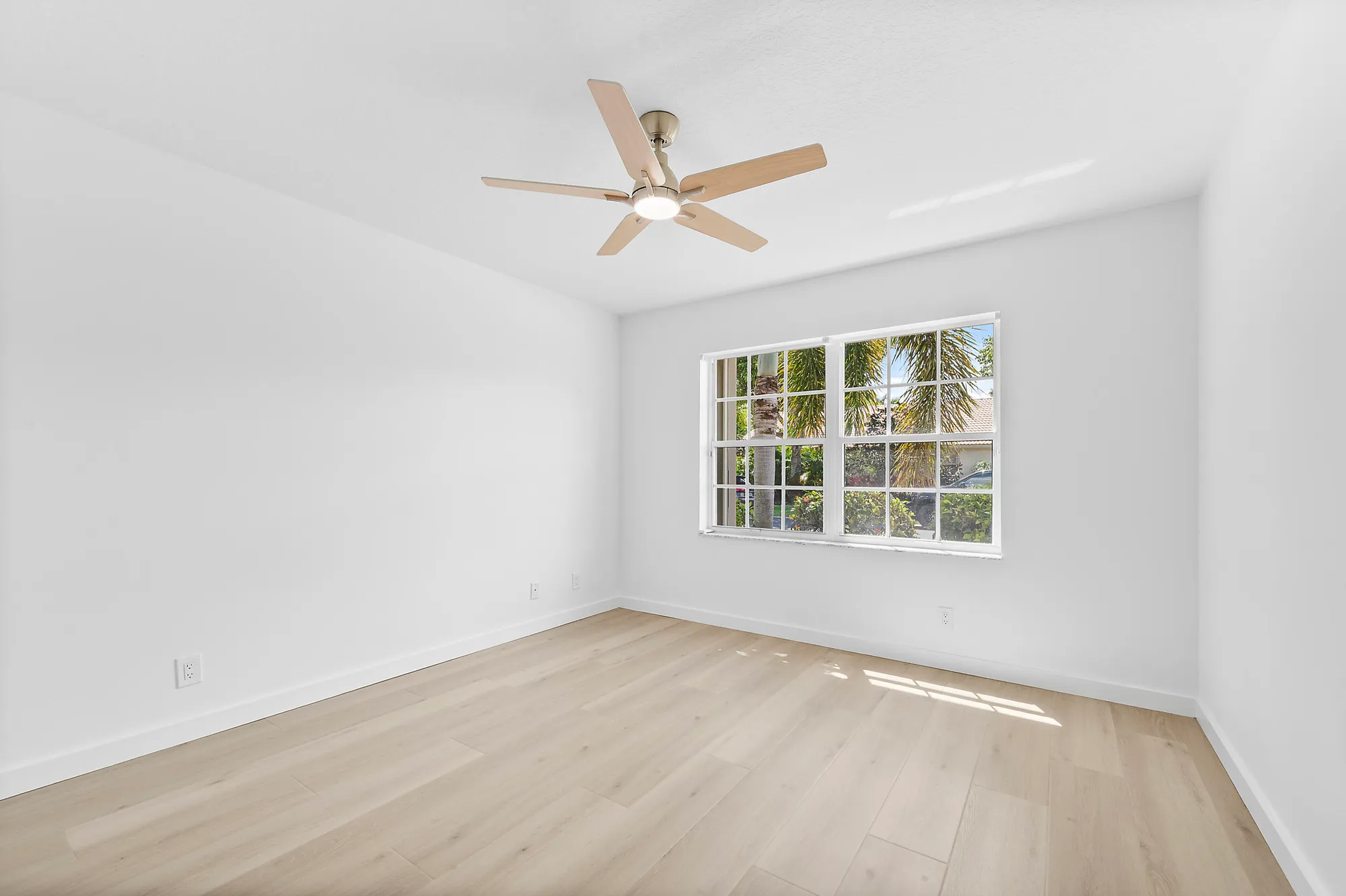 Property Slideshow image 18 of 43 | 5849 royal isles blvd, Boynton Beach, FL, 33437