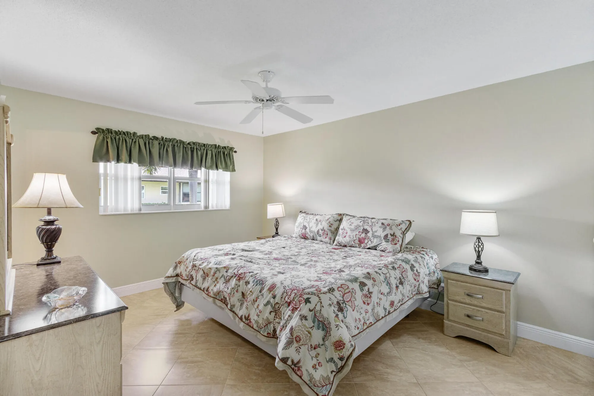 Property Slideshow image 14 of 25 | 2995 crosley dr w b, Greenacres, FL, 33415