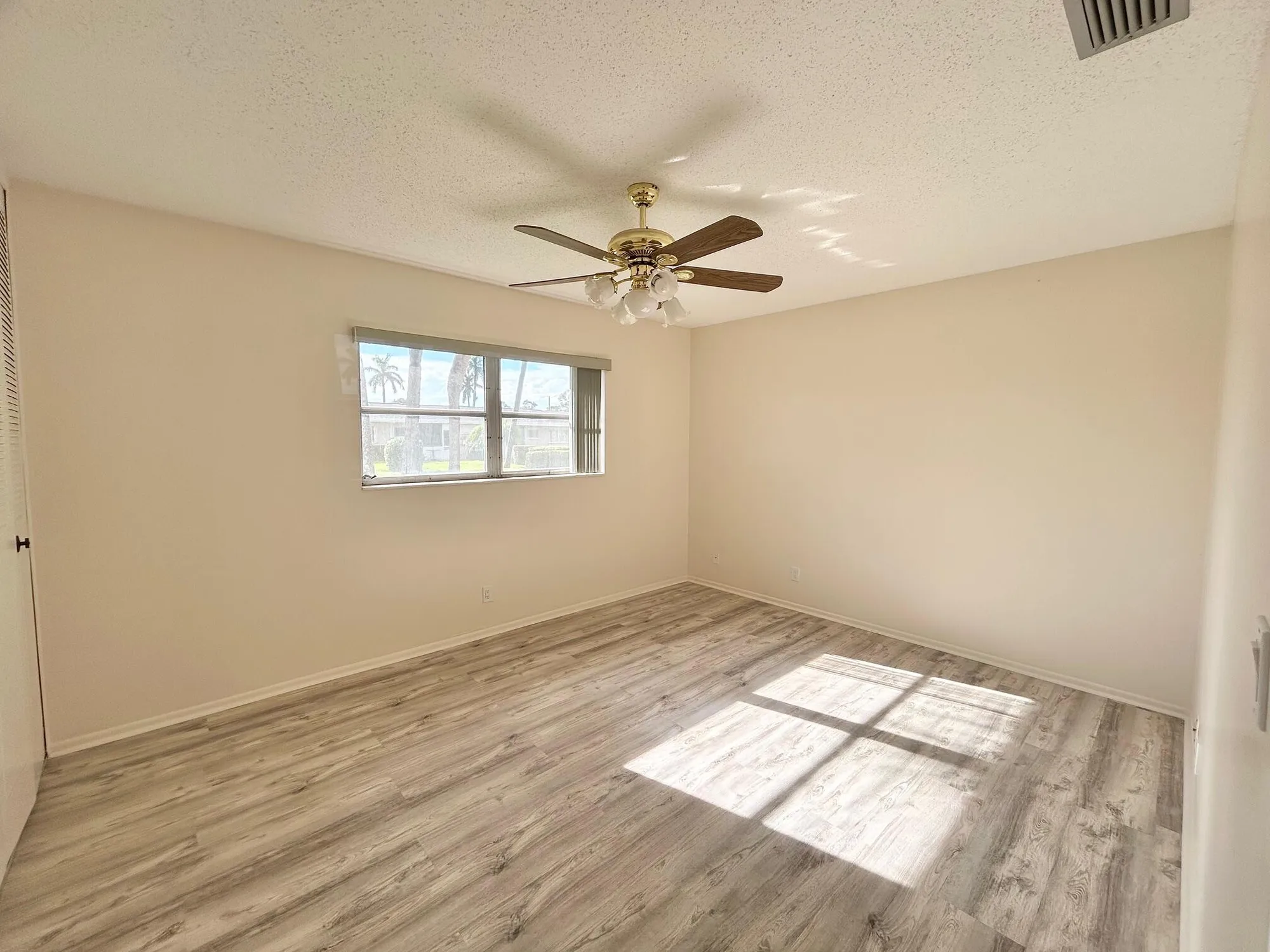 Property Slideshow image 13 of 33 | 2556 dudley dr d, West Palm Beach, FL, 33415