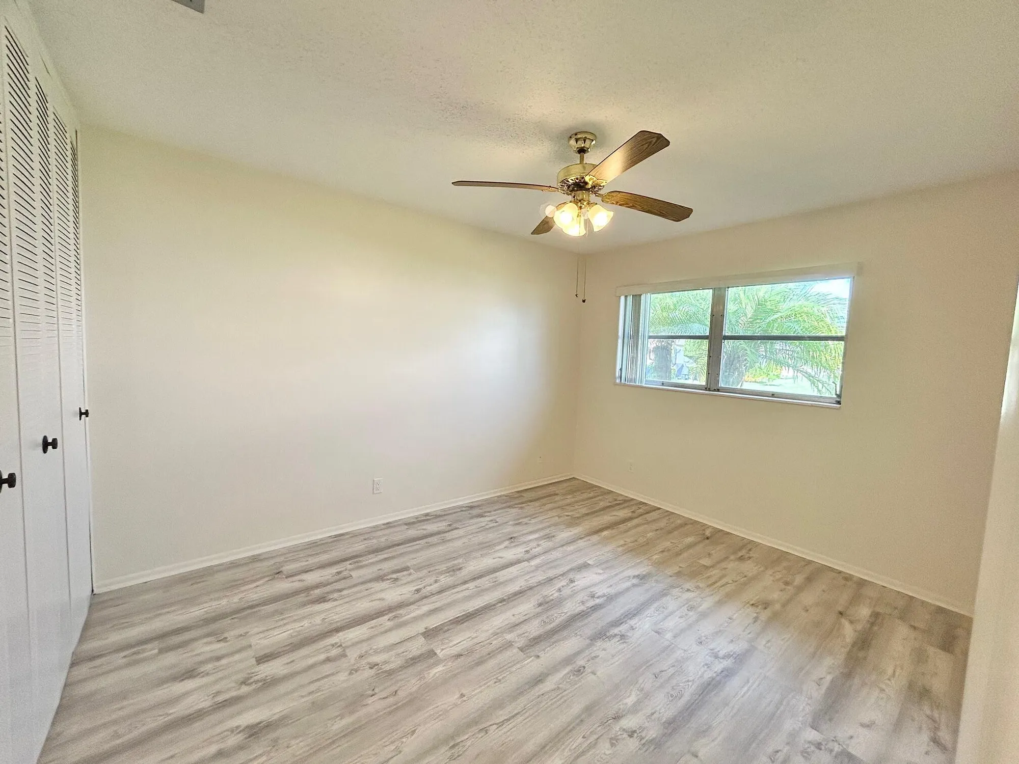 Property Slideshow image 17 of 33 | 2556 dudley dr d, West Palm Beach, FL, 33415