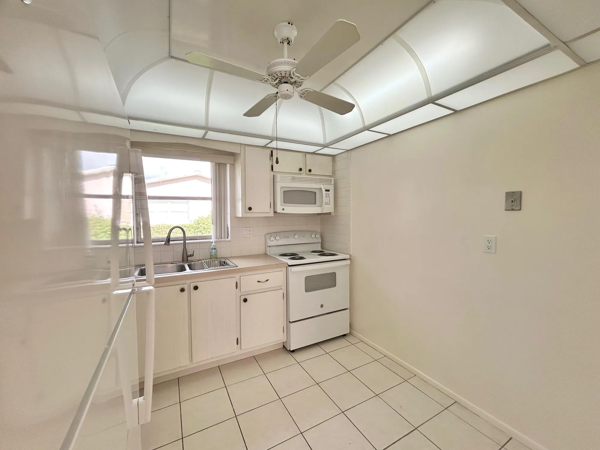 Property Slideshow image 4 of 33 | 2556 dudley dr d, West Palm Beach, FL, 33415