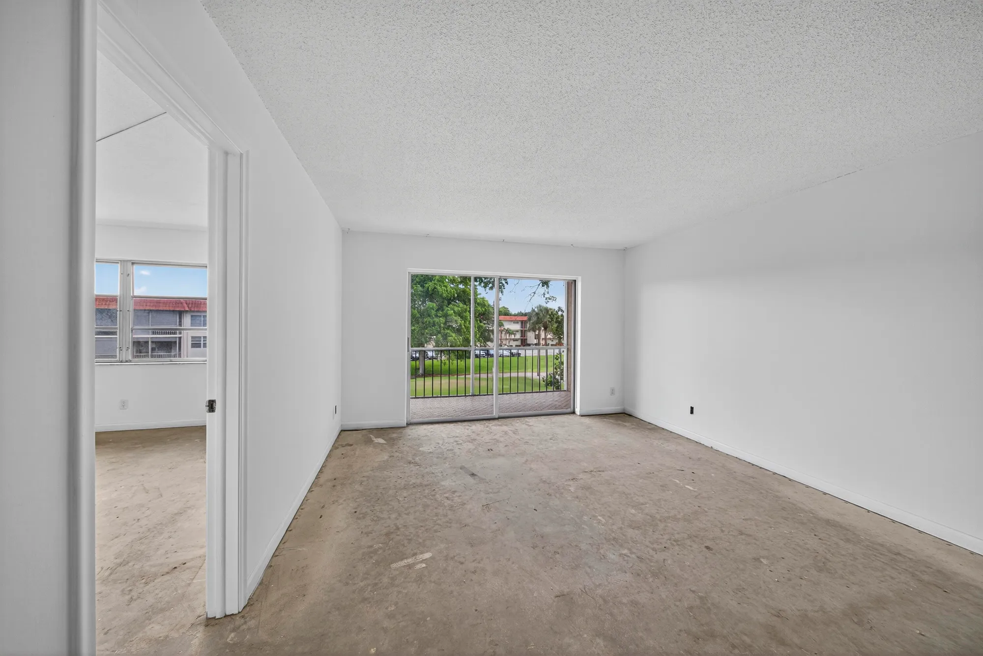 Property Slideshow image 6 of 43 | 681 s hollybrook dr 302, Pembroke Pines, FL, 33025