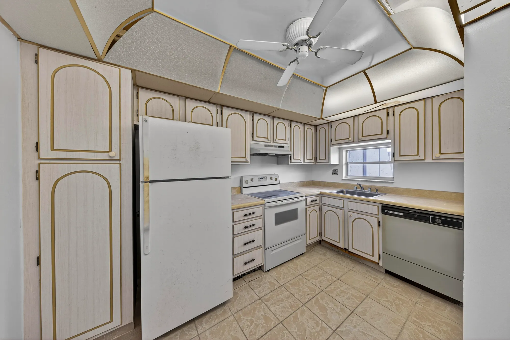 Property Slideshow image 12 of 43 | 681 s hollybrook dr 302, Pembroke Pines, FL, 33025