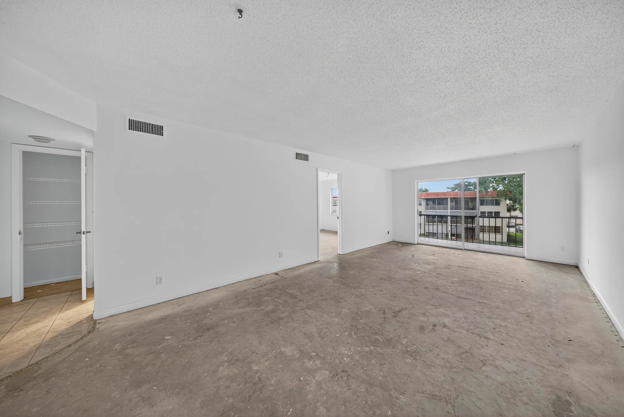 Property Slideshow image 23 of 43 | 681 s hollybrook dr 302, Pembroke Pines, FL, 33025