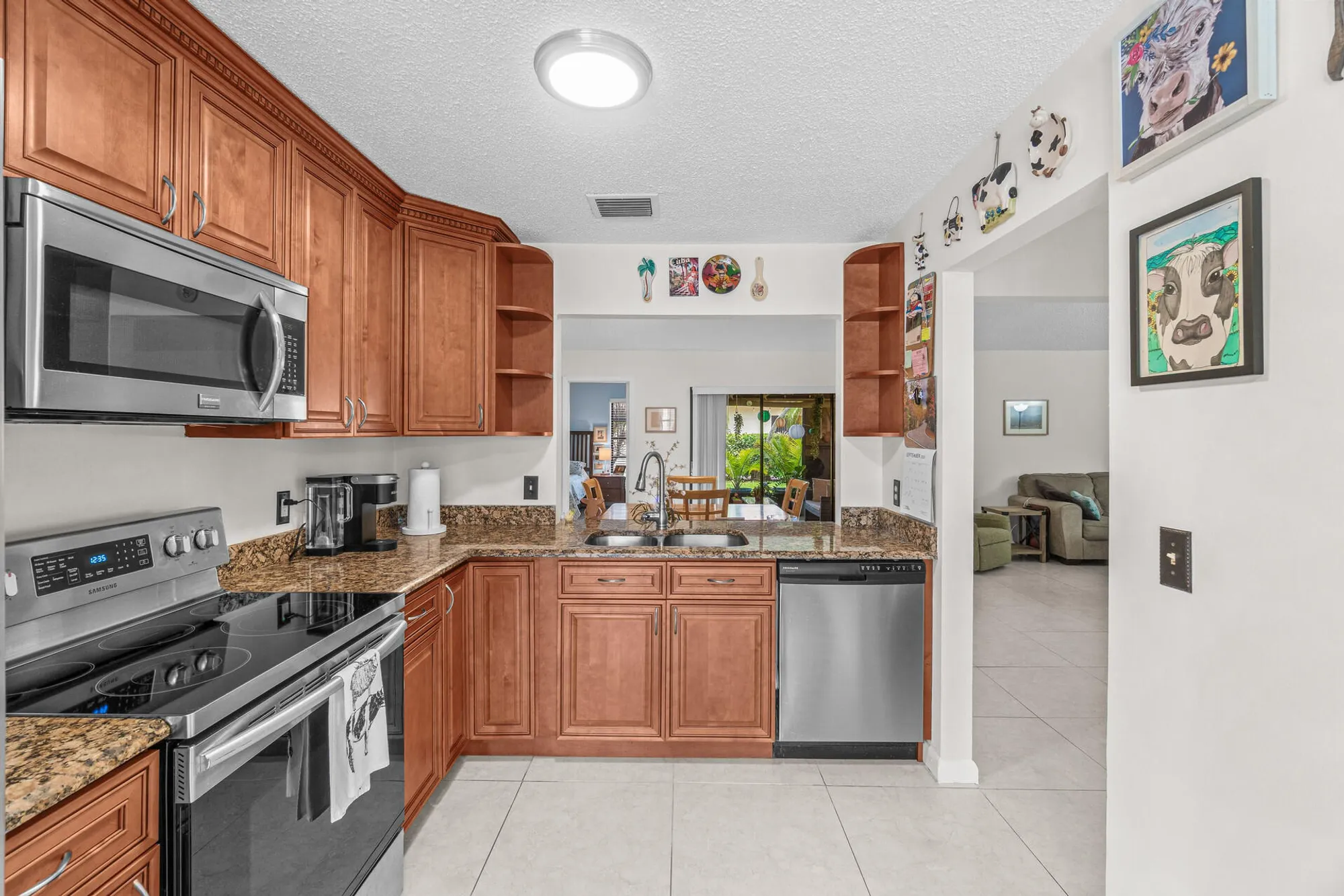 Property Slideshow image 6 of 35 | 6049 ambertree ln, Greenacres, FL, 33463