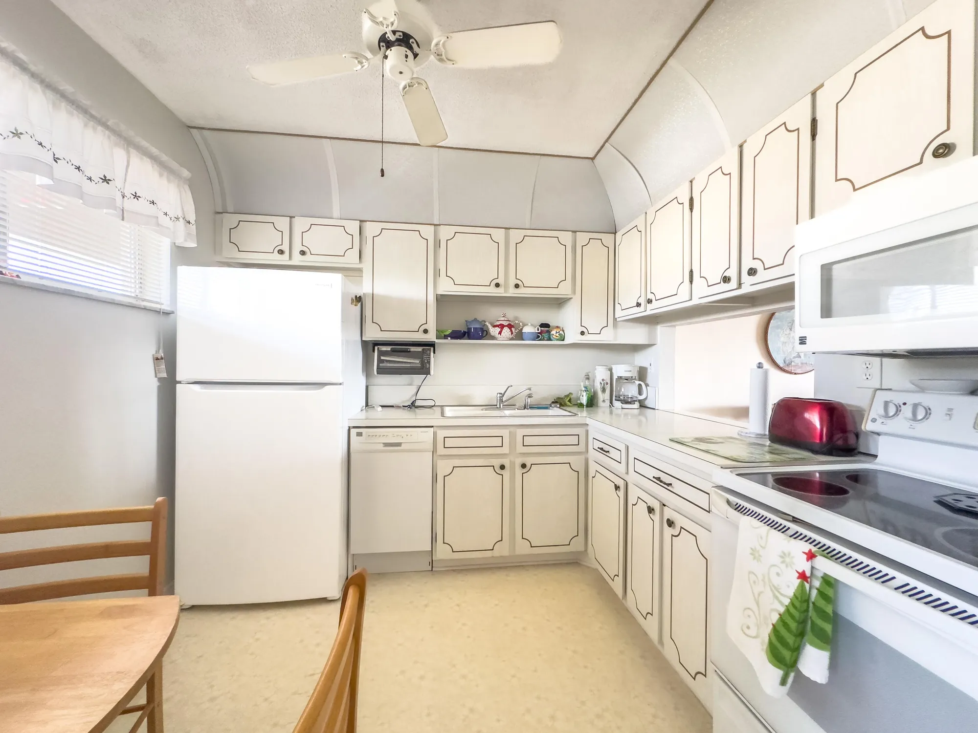 Property Slideshow image 9 of 21 | 2721 garden dr 312, Lake Worth, FL, 33461