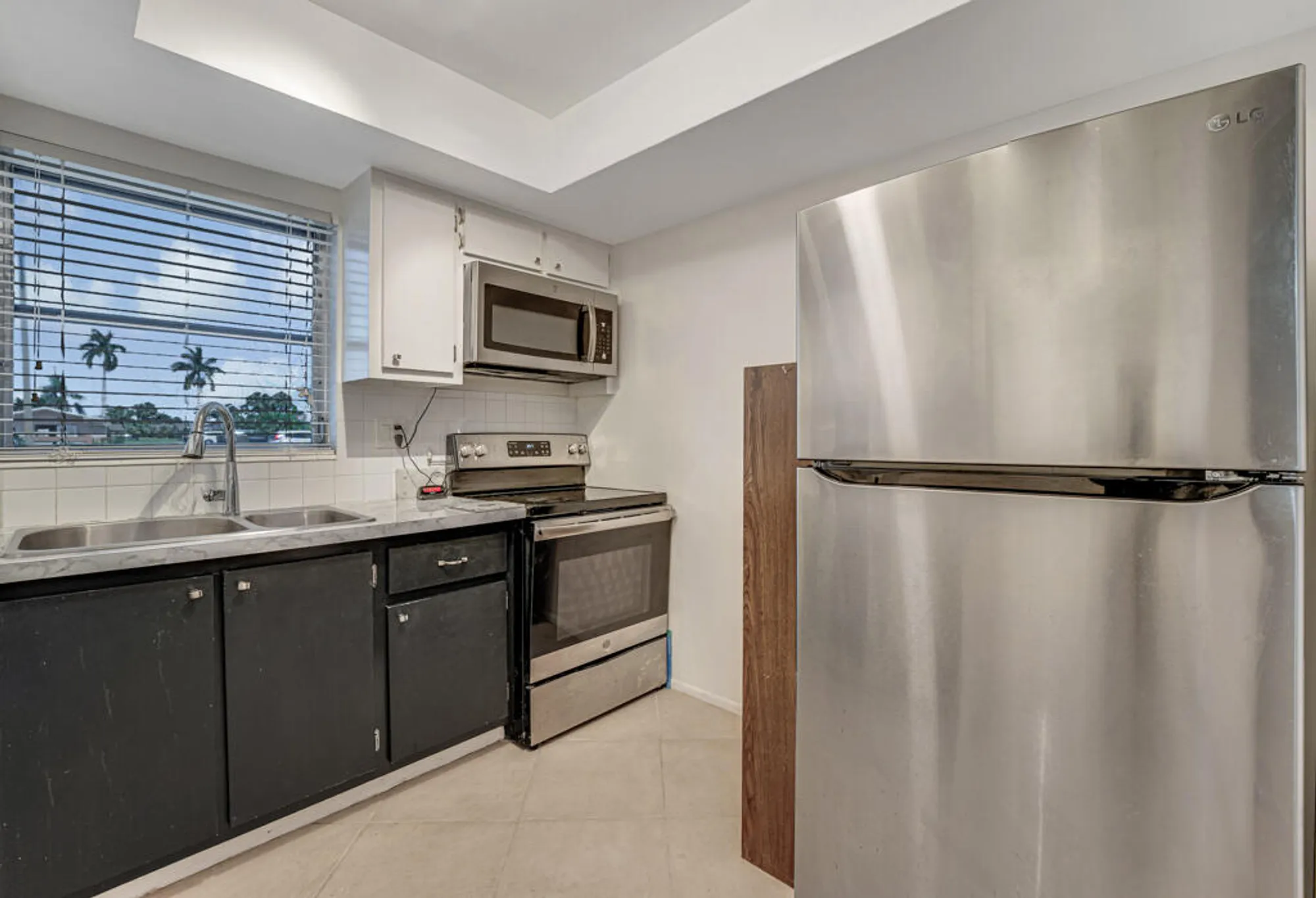 Property Slideshow image 12 of 27 | 2775 dudley dr d, West Palm Beach, FL, 33415