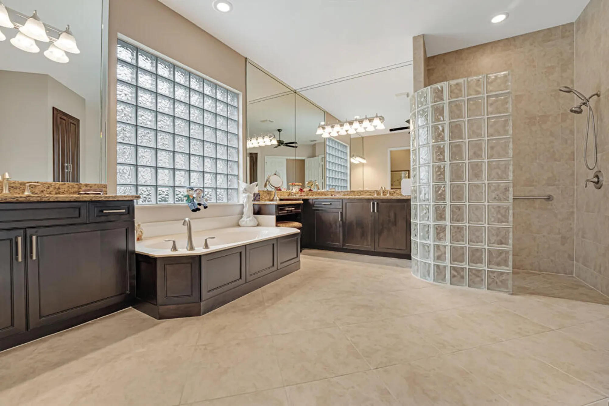 Property Slideshow image 23 of 62 | 10606 whitewind cir, Boynton Beach, FL, 33473