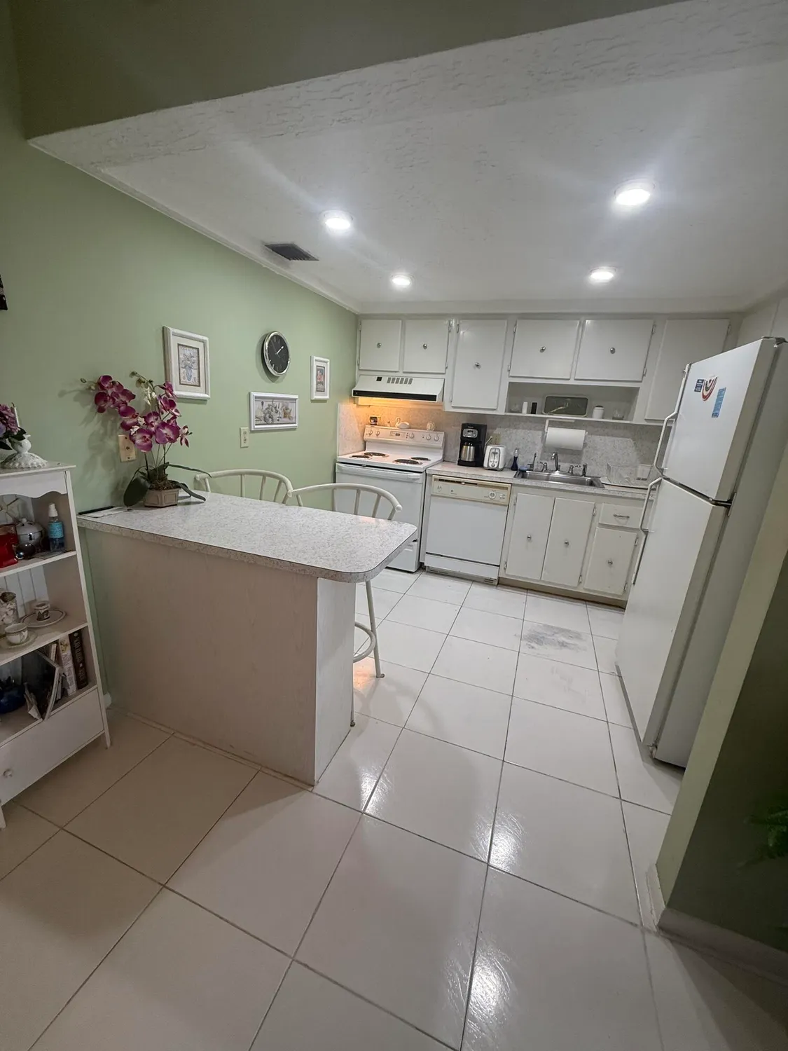 Property Slideshow image 8 of 16 | 407 greenbrier a, West Palm Beach, FL, 33417