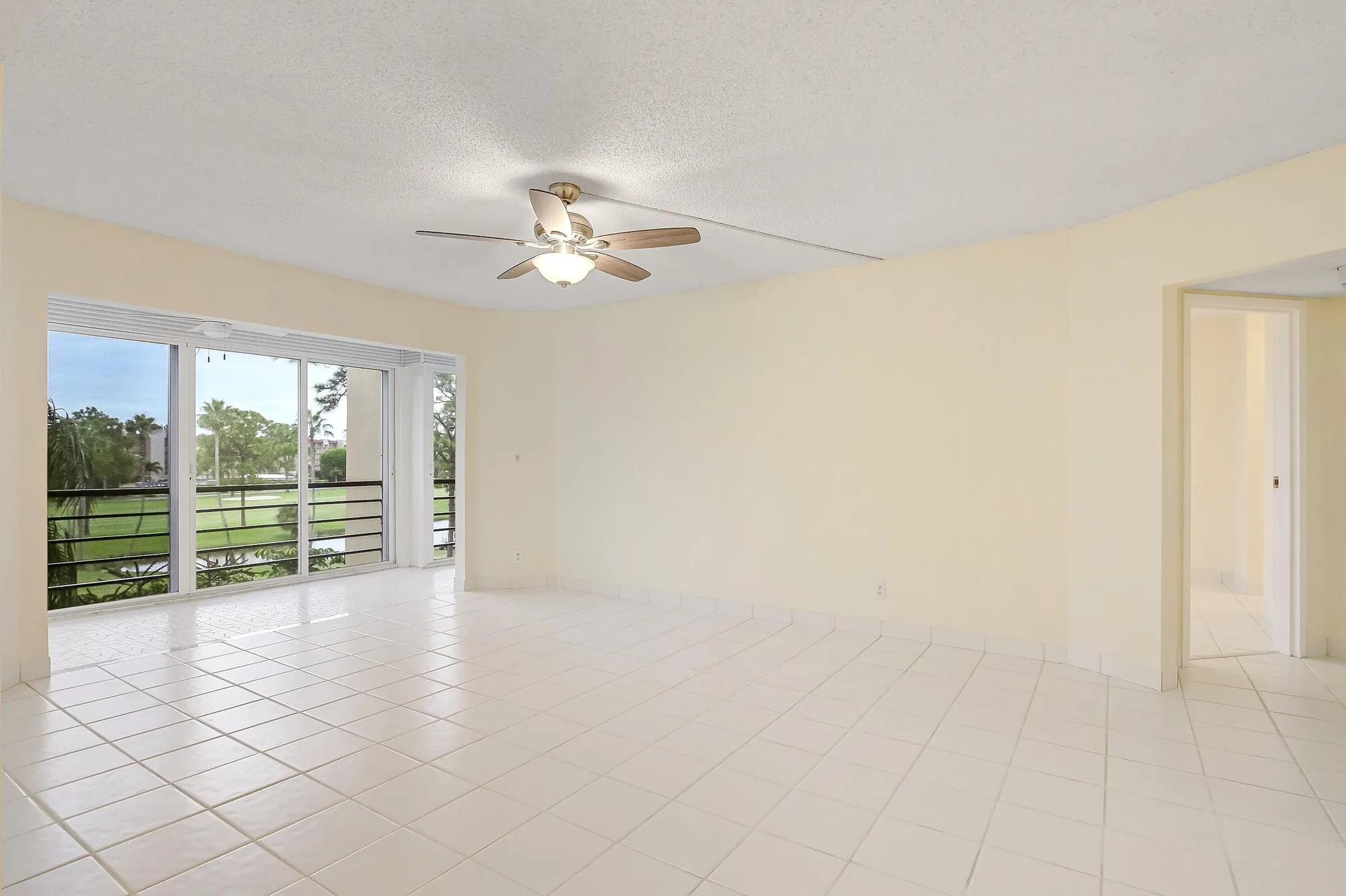 Property Slideshow image 4 of 38 | 3810 via poinciana apt 404, Lake Worth, FL, 33467