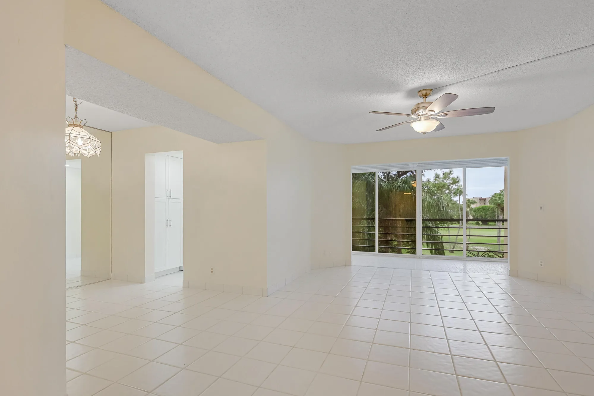 Property Slideshow image 5 of 38 | 3810 via poinciana apt 404, Lake Worth, FL, 33467