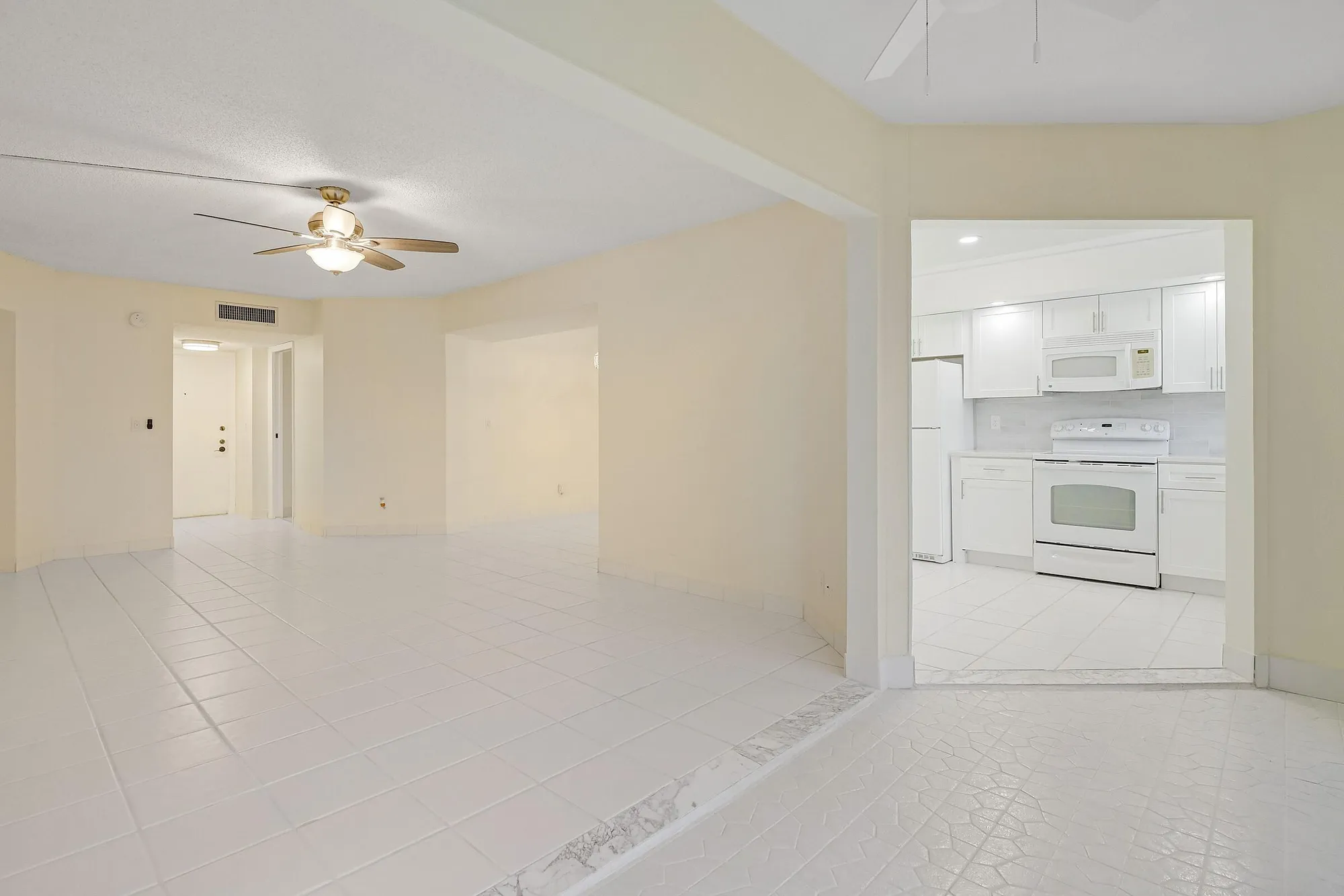 Property Slideshow image 10 of 38 | 3810 via poinciana apt 404, Lake Worth, FL, 33467