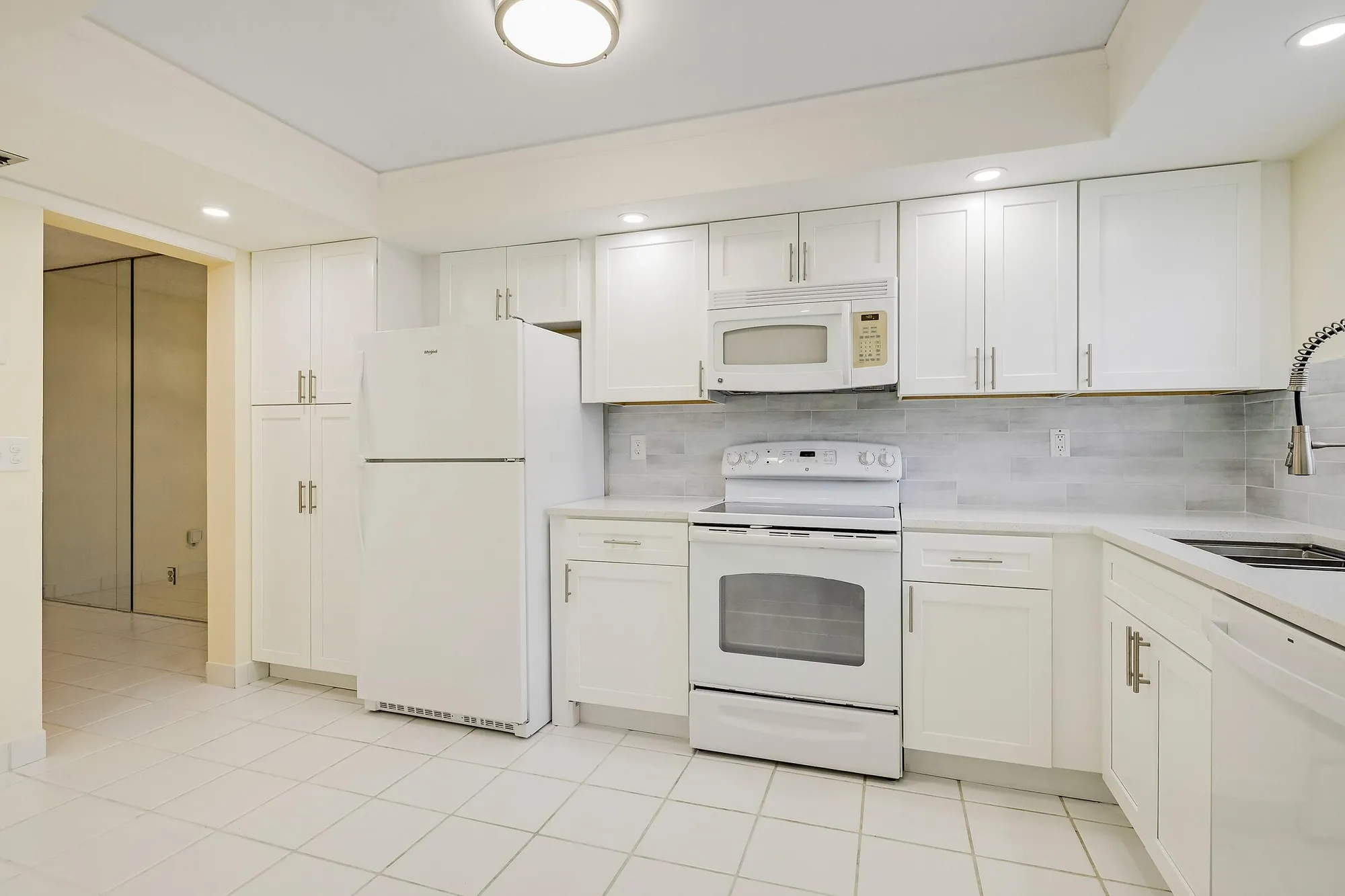 Property Slideshow image 16 of 38 | 3810 via poinciana apt 404, Lake Worth, FL, 33467